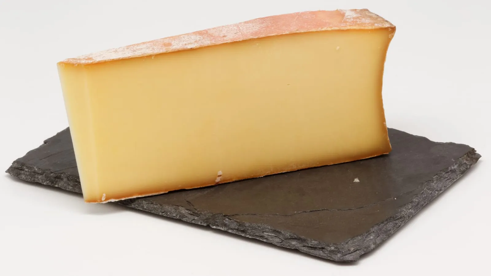 Un morceau d'Abondance, fromage de Haute-Savoie, présenté sur une ardoise