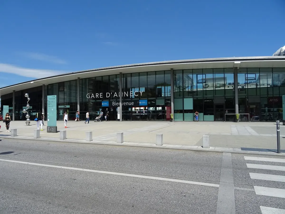 Le bâtiment voyageurs de la gare d'Annecy, place de la Gare