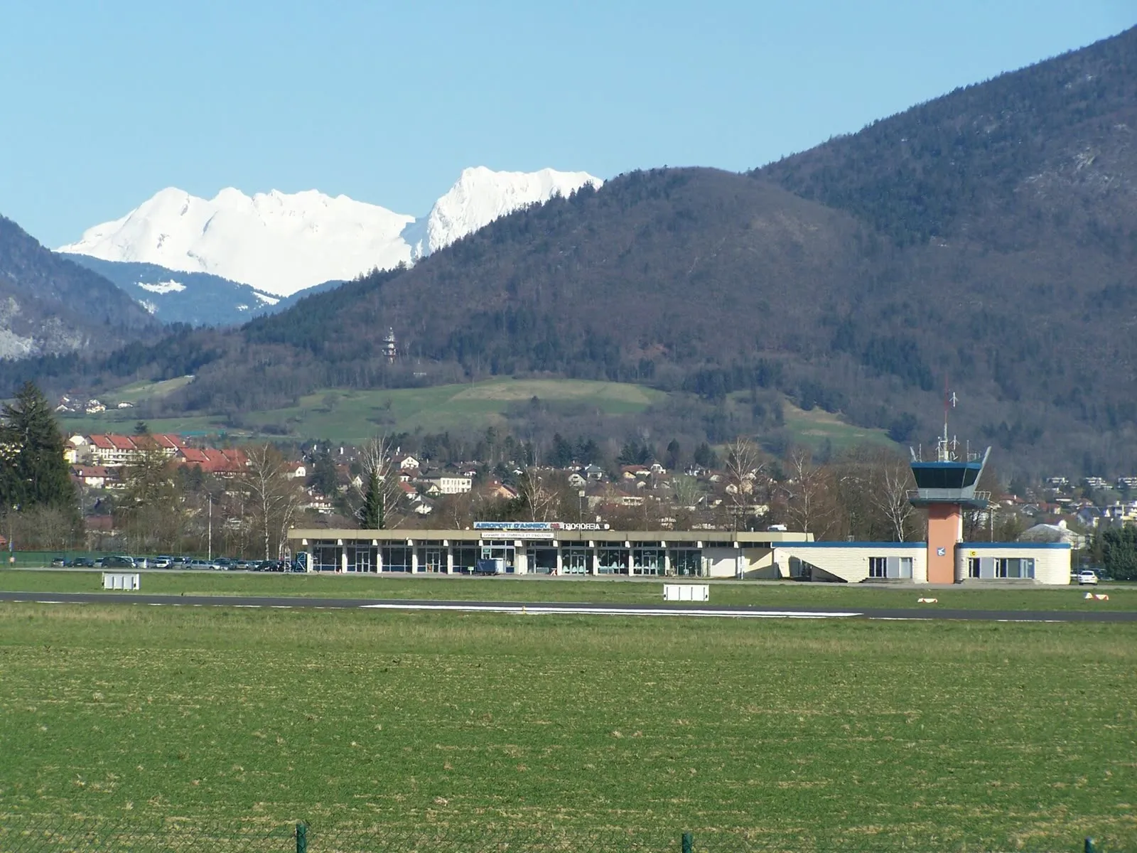 L'aérogare et le tarmac de l'aéroport d'Annecy-Meythet, vus depuis le tarmac