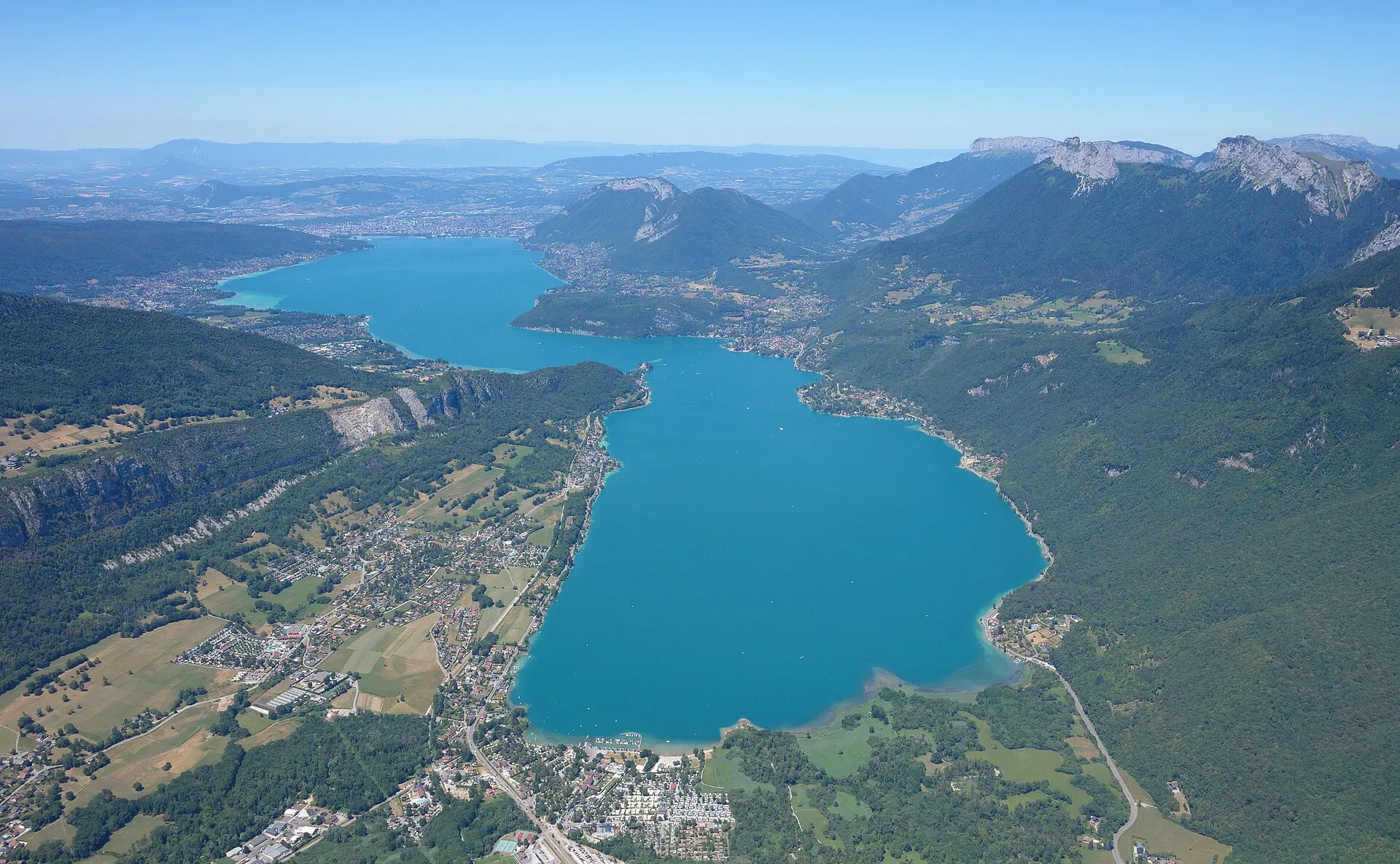 Vue aérienne du lac d'Annecy, de la ville et des reliefs qui l'entourent