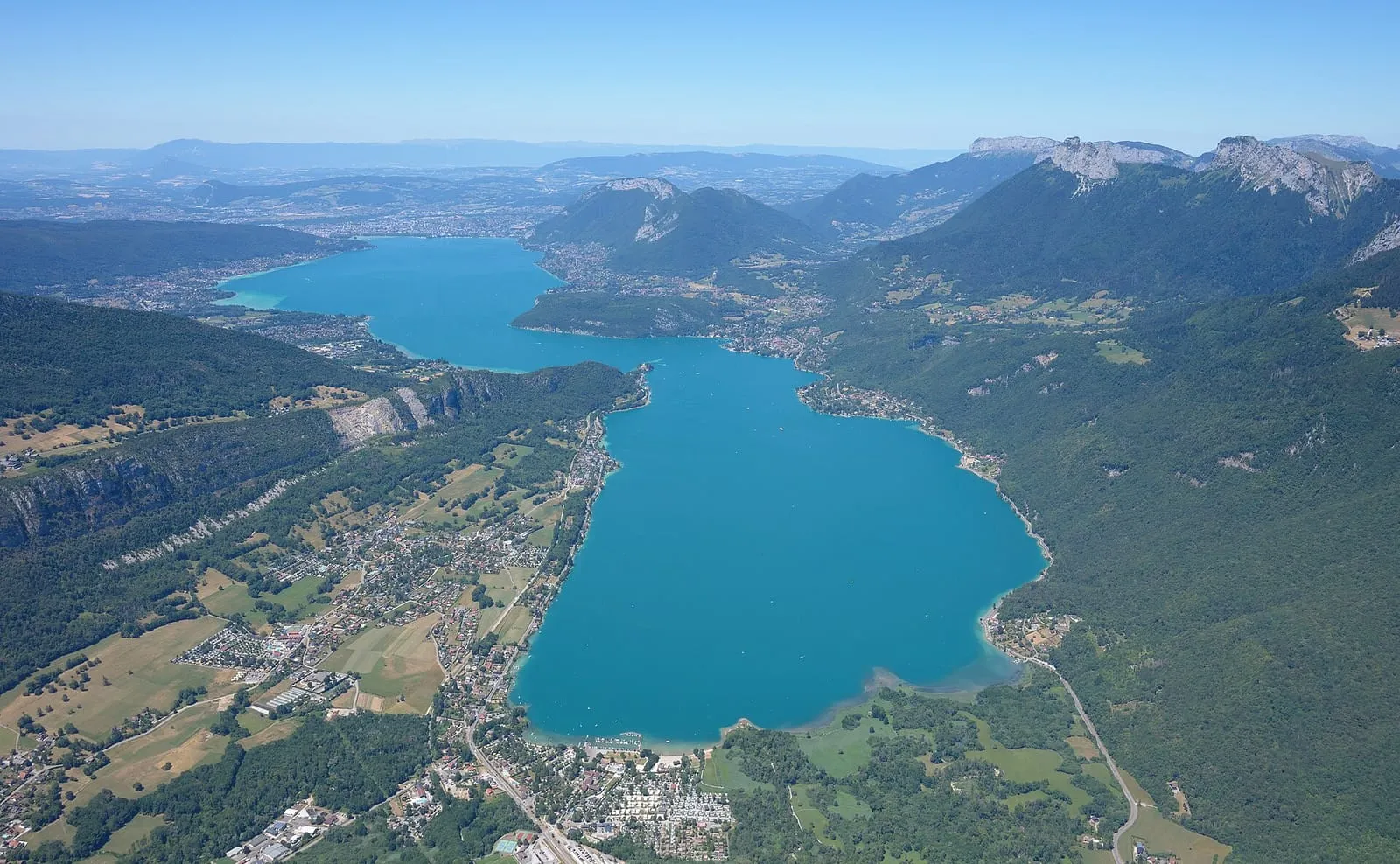 Vue aérienne du lac d'Annecy, de la ville et des reliefs qui l'entourent