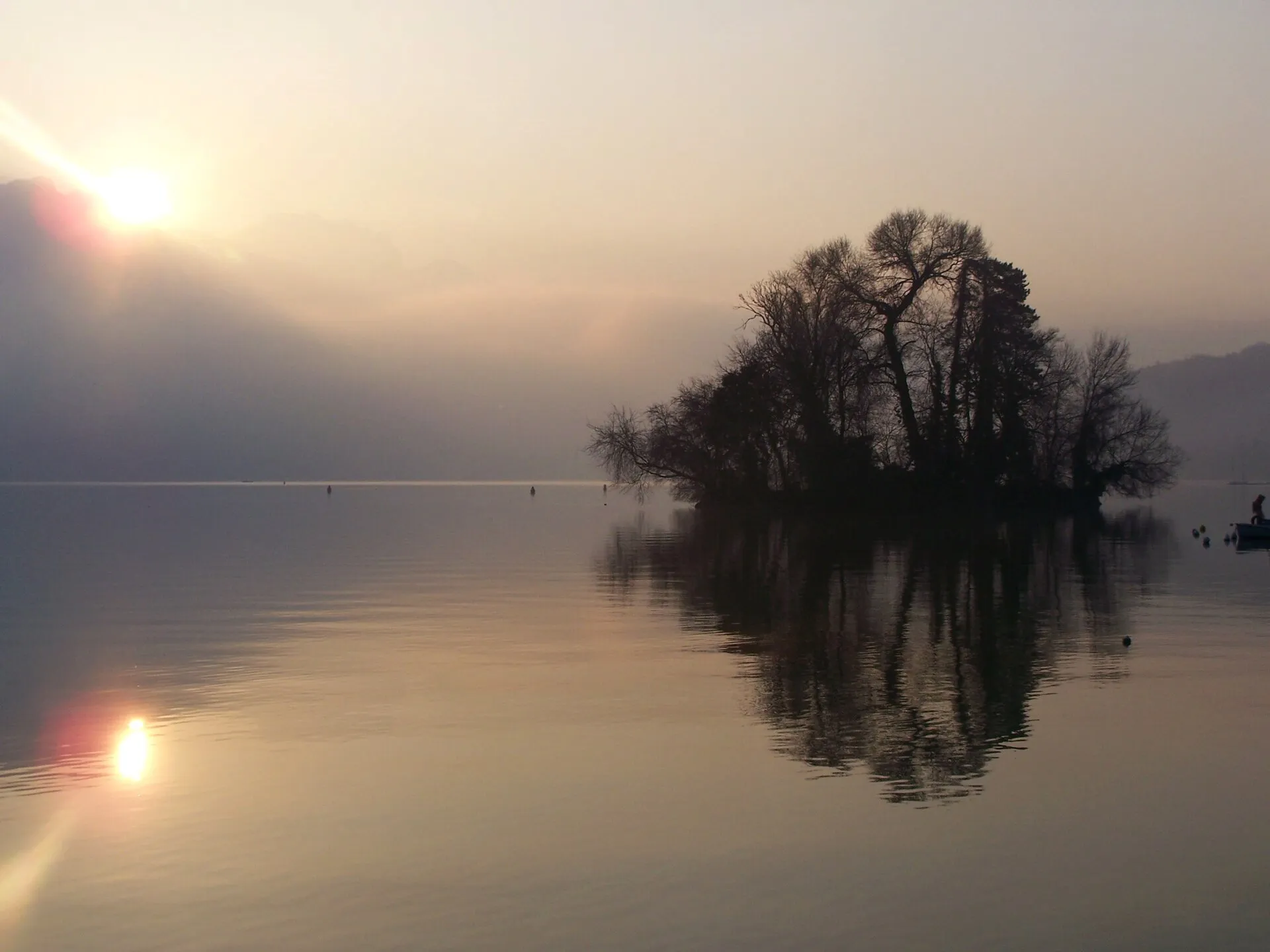 Le lac d'Annecy un matin d'hiver, vu depuis la rive ouest