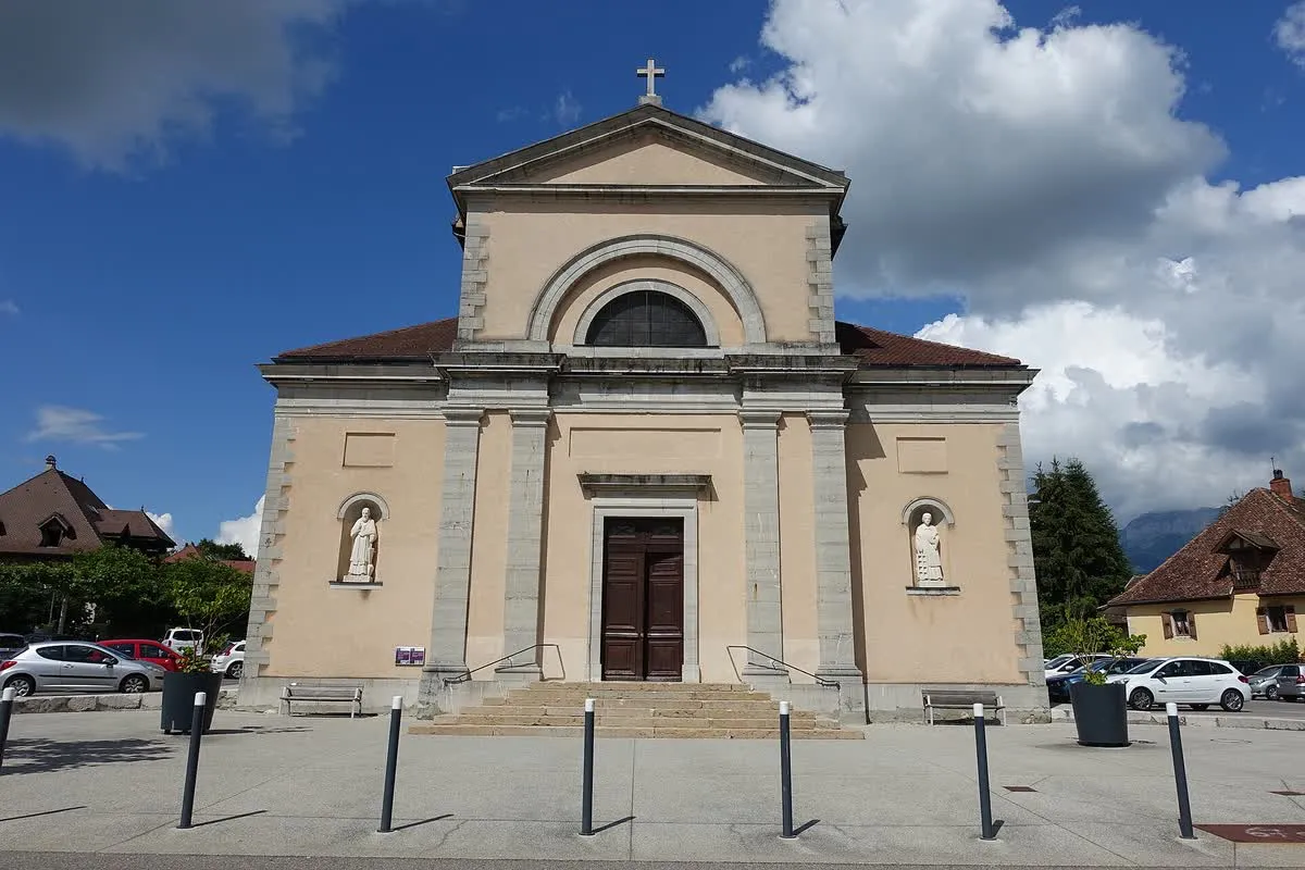 La façade néoclassique de l'église Saint-Laurent, au chef-lieu d'Annecy-le-Vieux