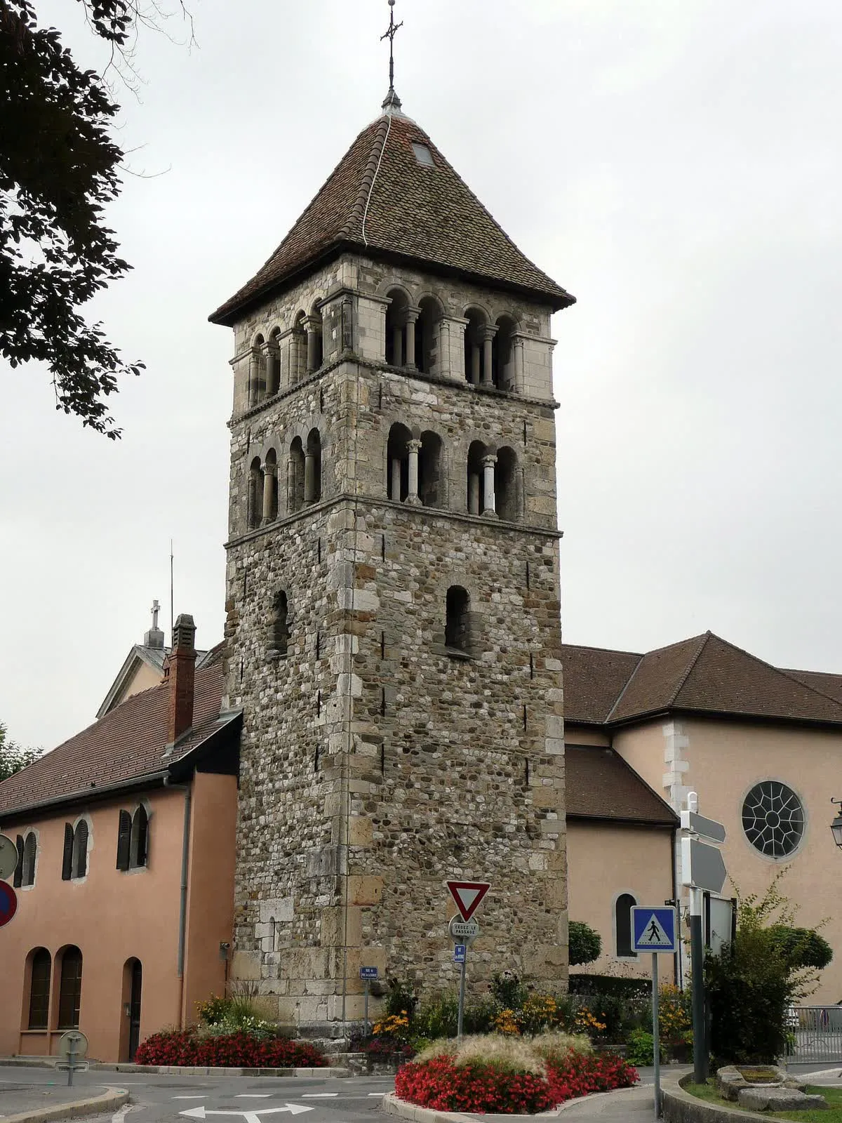 Le clocher roman d'Annecy-le-Vieux, classé monument historique, derrière l'église Saint-Laurent
