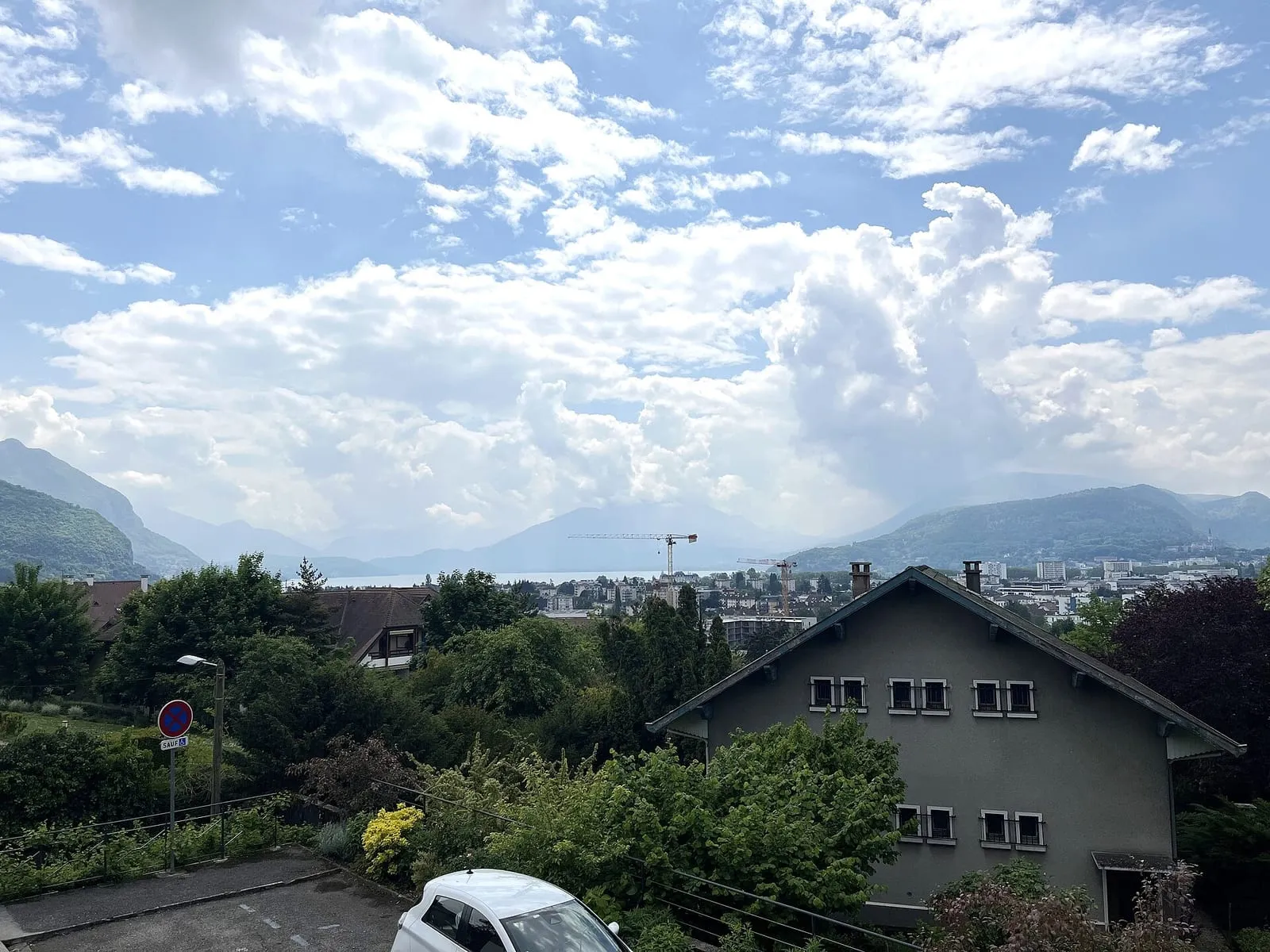 Vue sur Annecy et le lac depuis le parvis de la mairie déléguée d'Annecy-le-Vieux