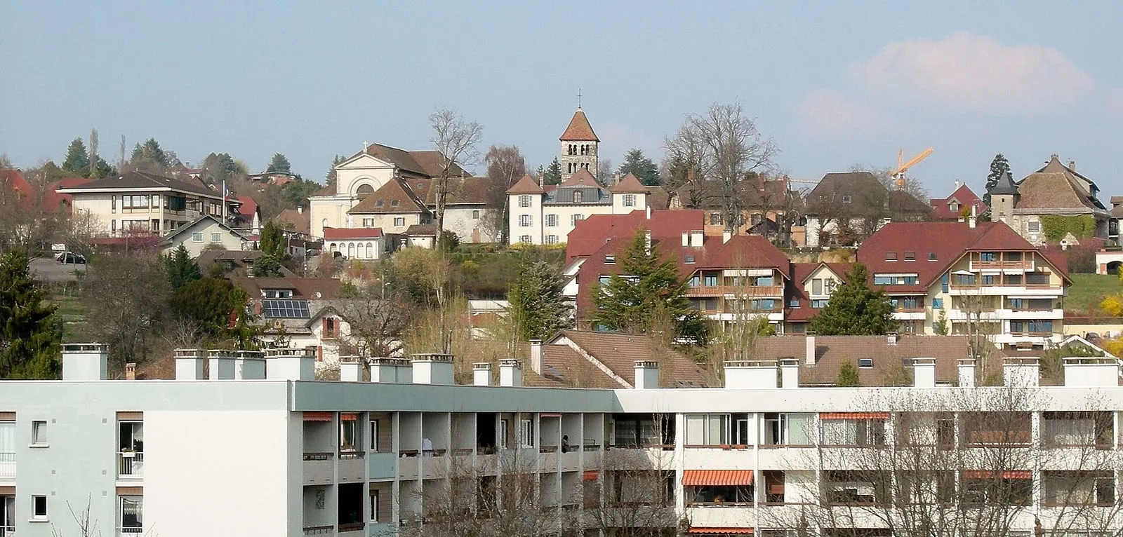 Vue d'Annecy-le-Vieux, traversée par la ligne de tramway d'Annecy à Thônes