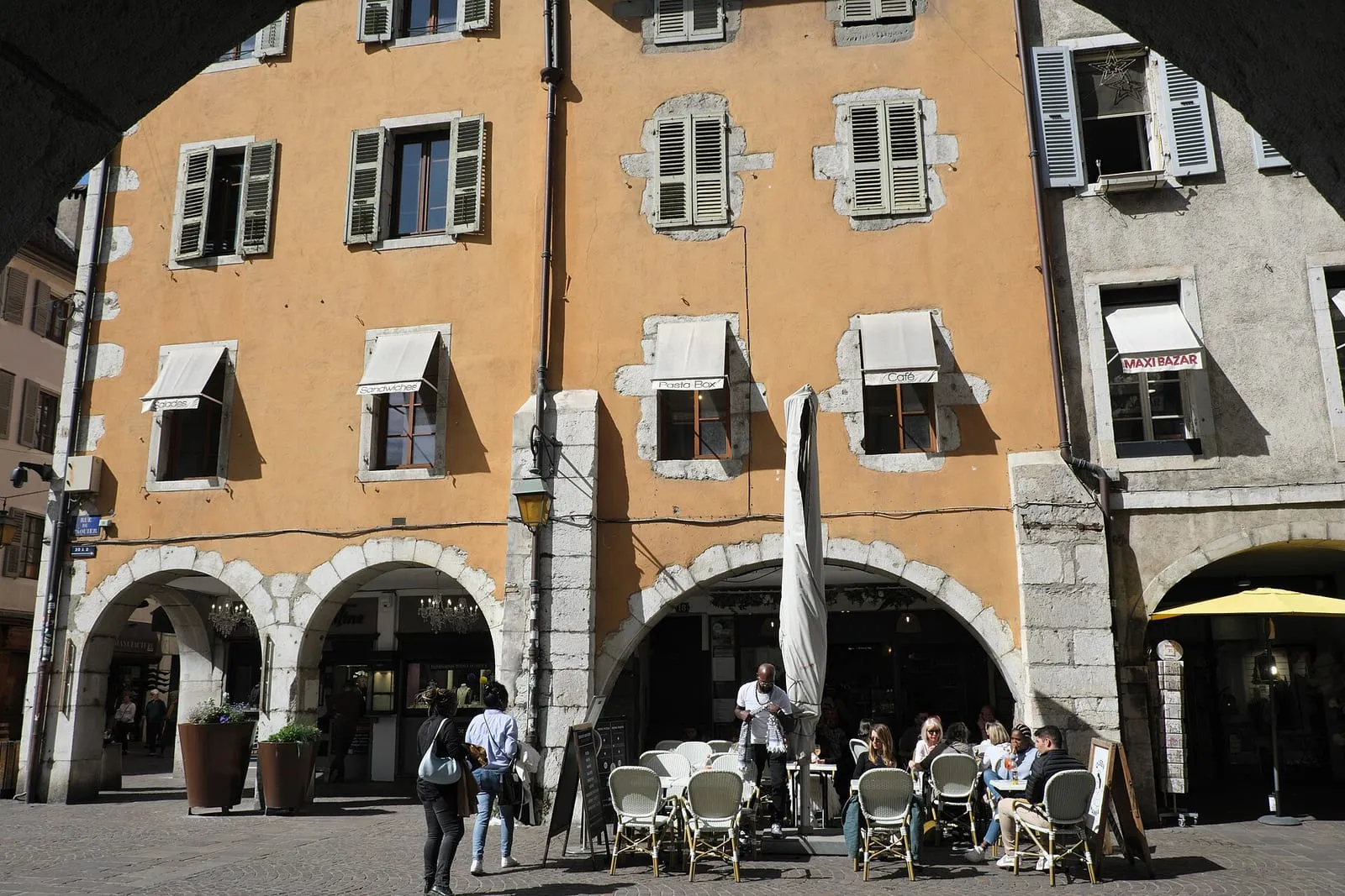 Une rue piétonne du centre ancien d'Annecy