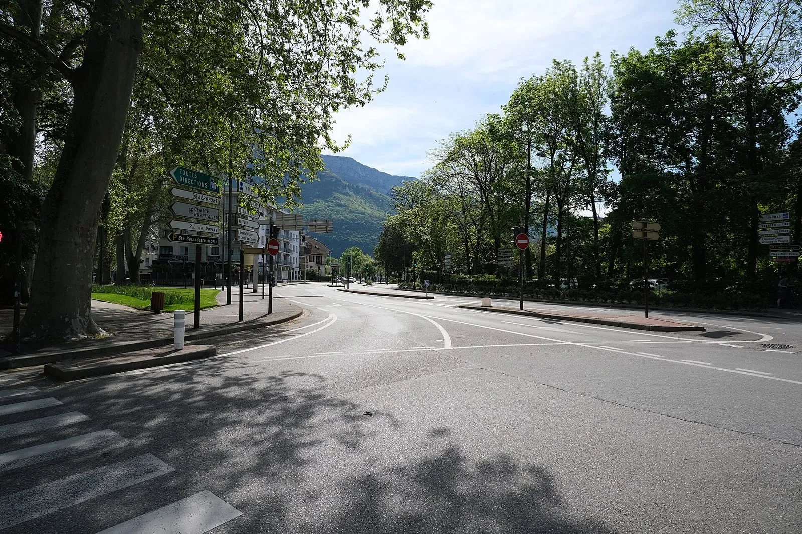 L'avenue d'Albigny, à Annecy, entre le lac et le Pâquier