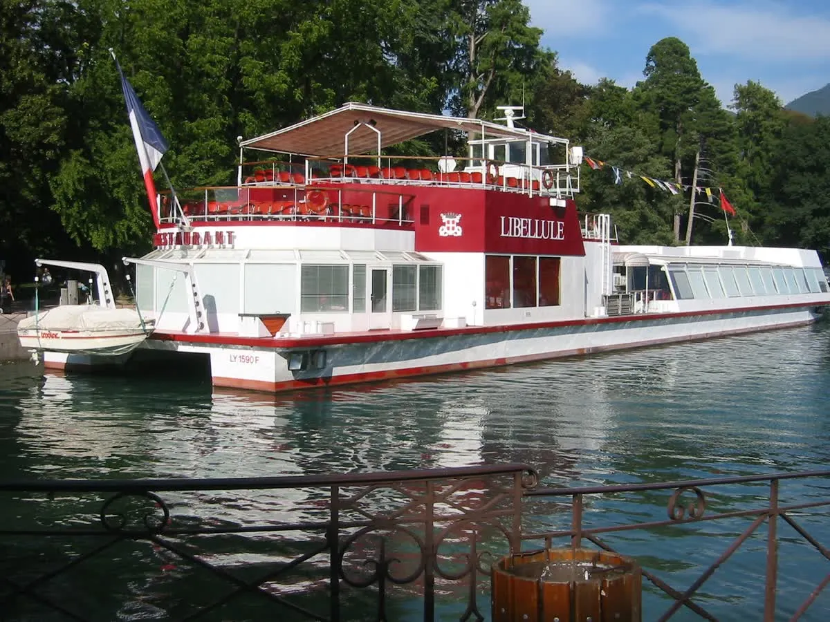Le Libellule, bateau restaurant, amarré dans le canal du Thiou à Annecy