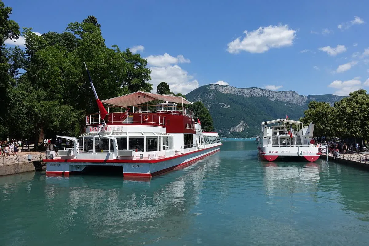 Bateaux de croisière à quai sur le canal, devant la vieille ville d'Annecy