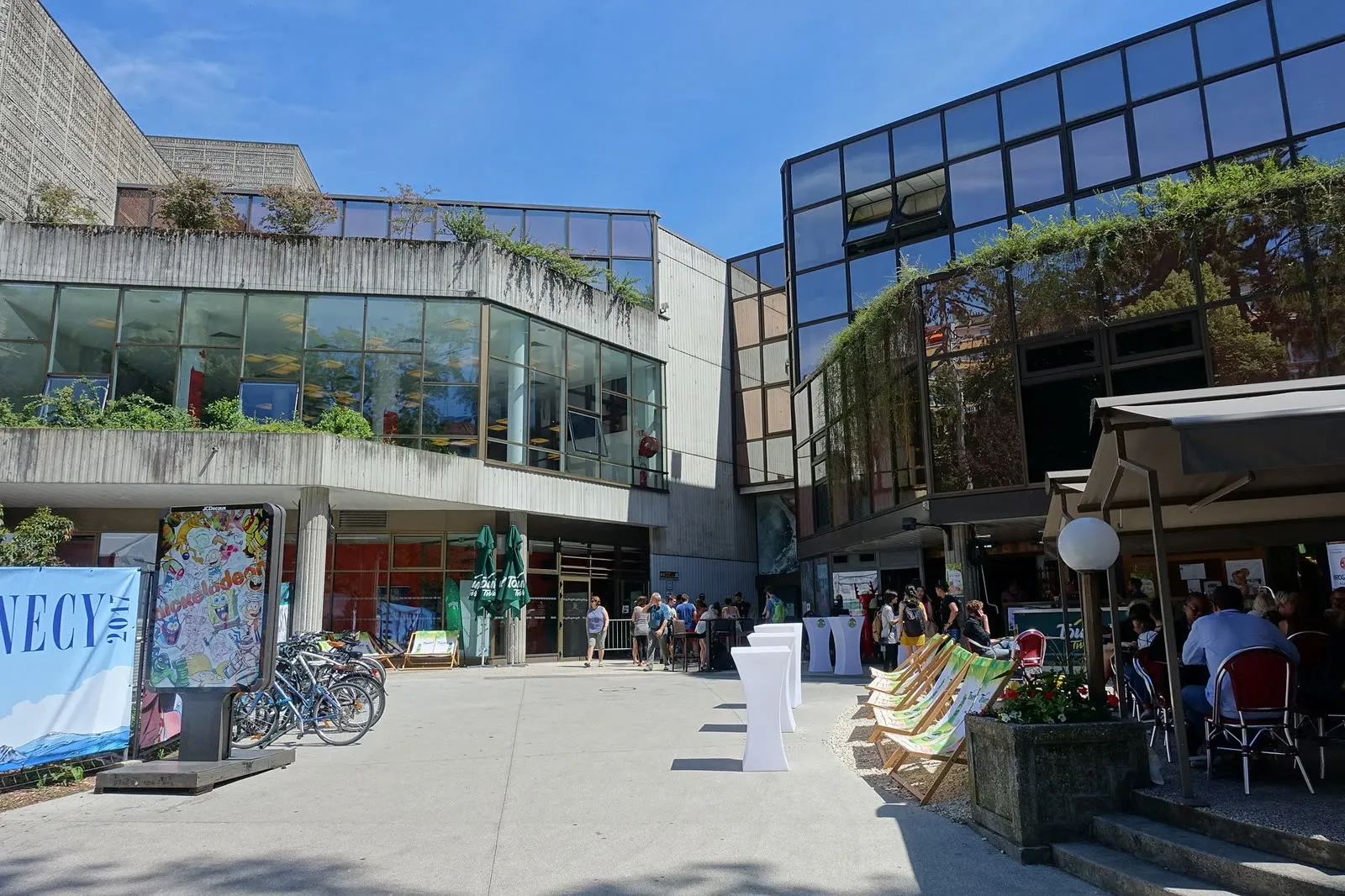 La façade vitrée de Bonlieu, le théâtre scène nationale d'Annecy
