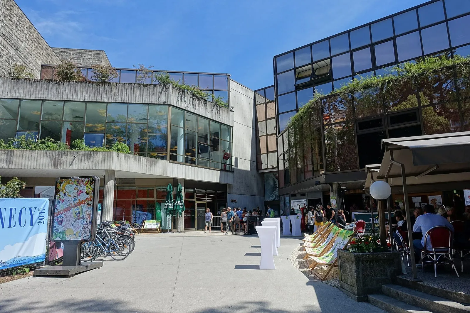 Les bâtiments et la place de Bonlieu, à Annecy