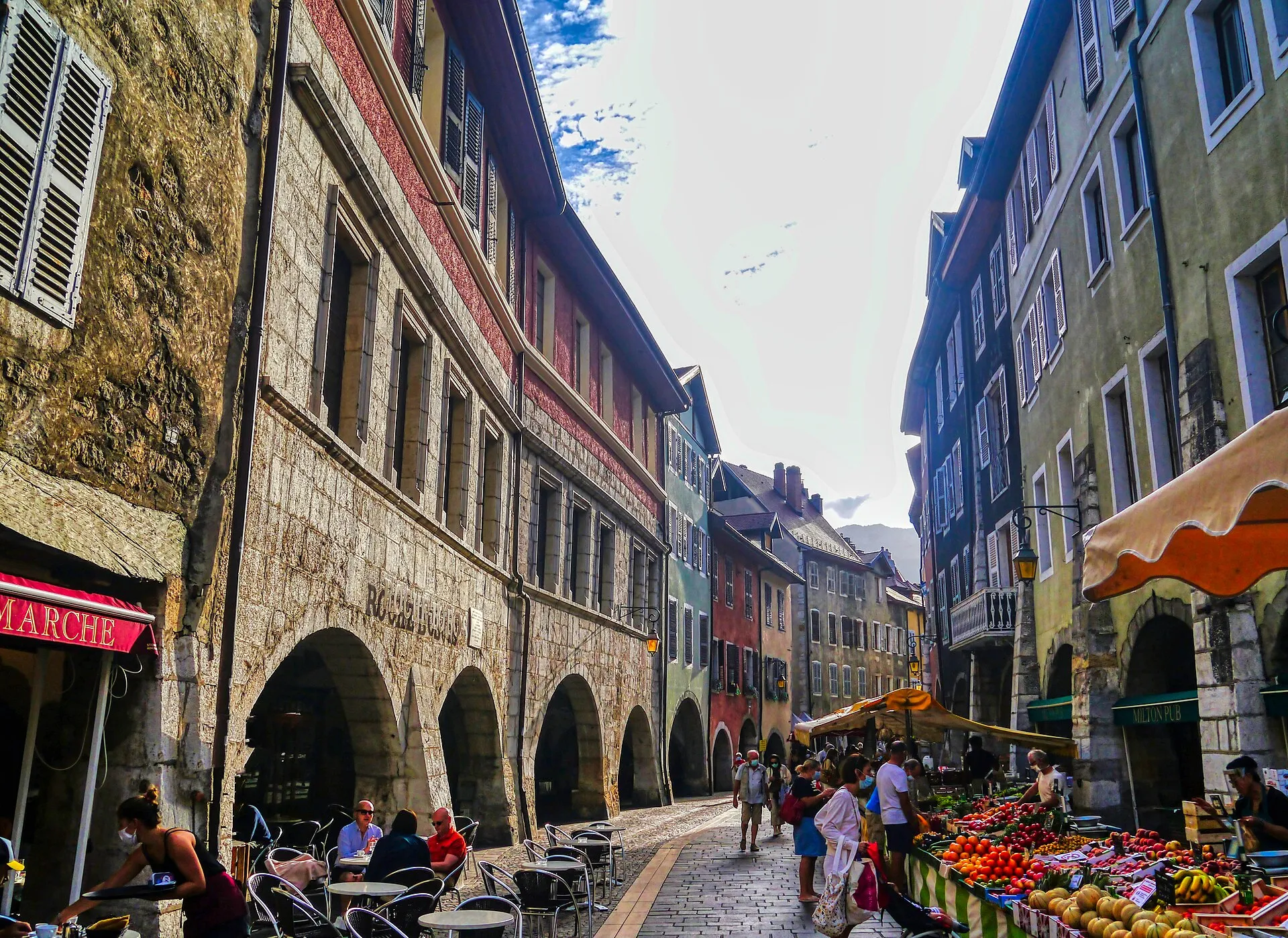 La rue de l'Île dans le Vieil Annecy, bordée de commerces et de façades colorées