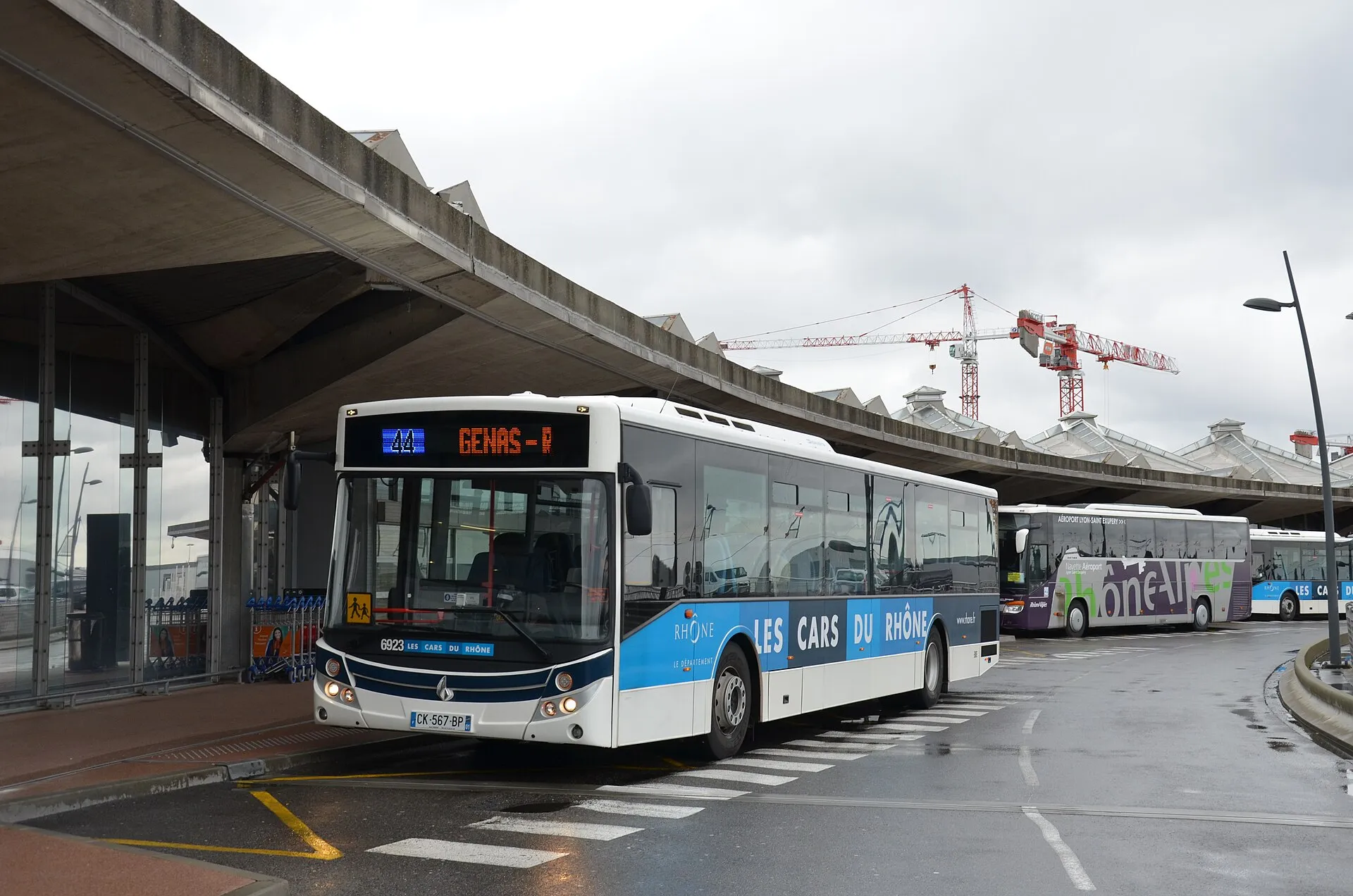 Un car du réseau Sibra à l'arrêt de la gare routière d'Annecy
