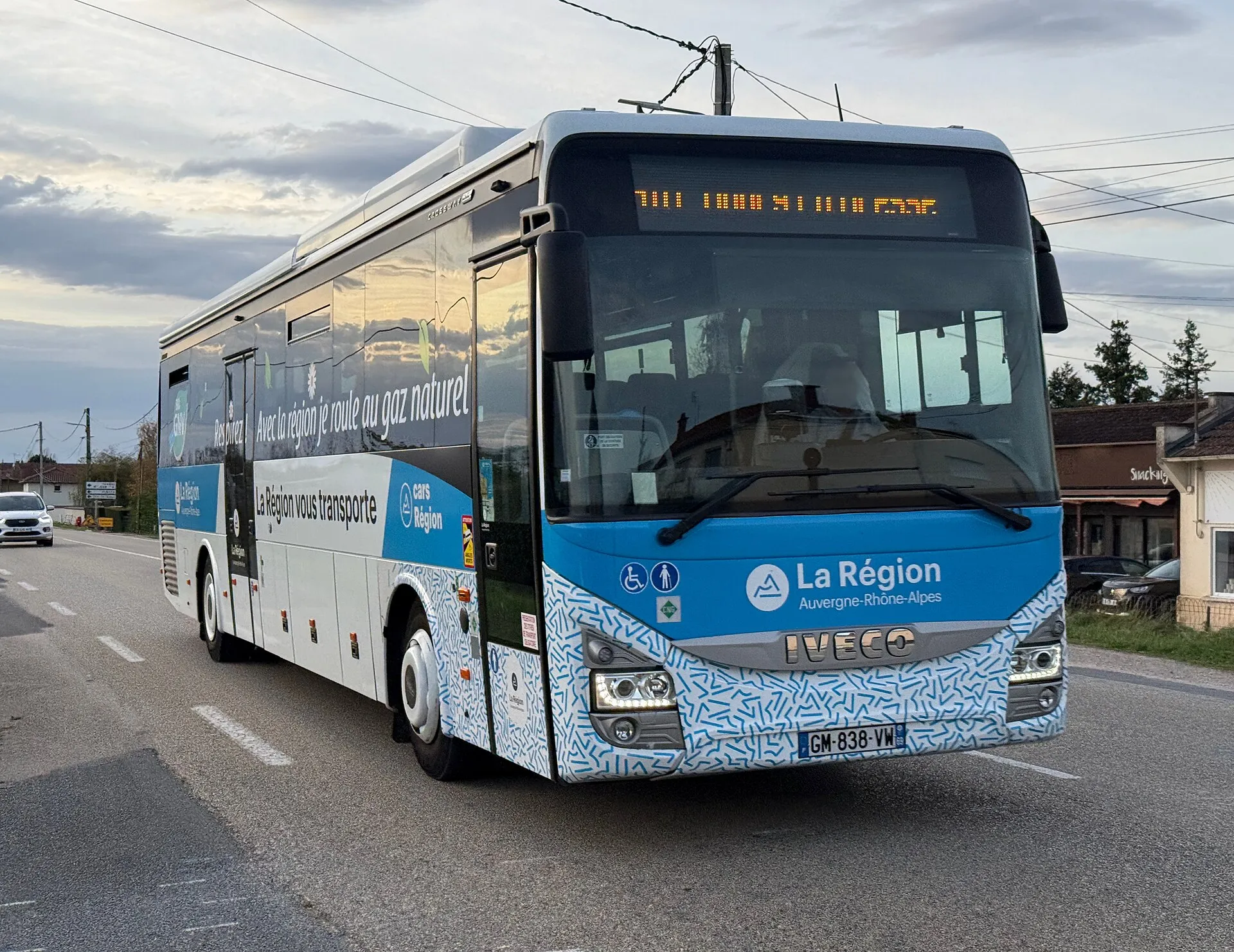 Un autocar des Cars Région Auvergne-Rhône-Alpes à l'arrêt