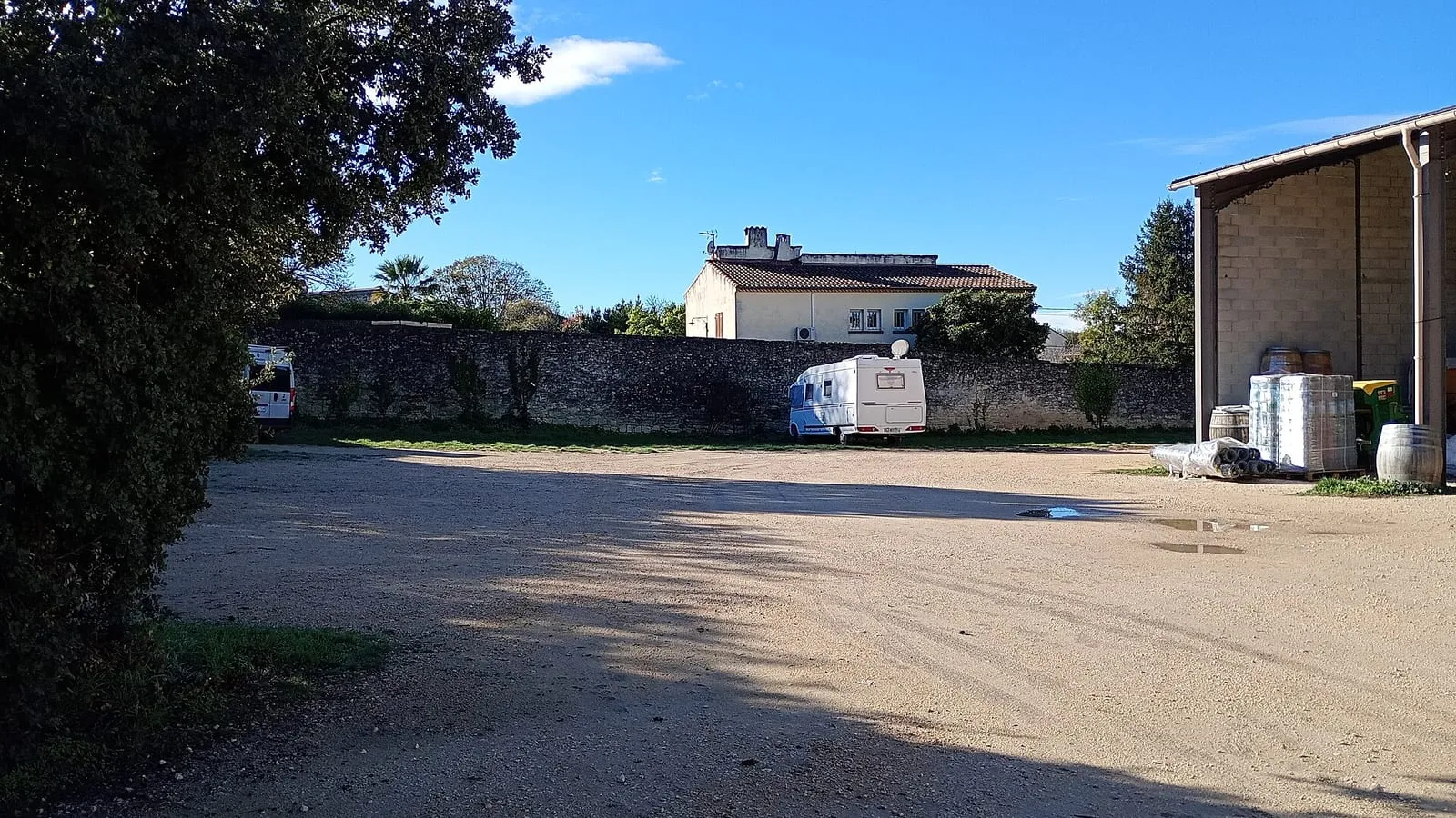Une aire de service pour camping-cars et ses emplacements délimités