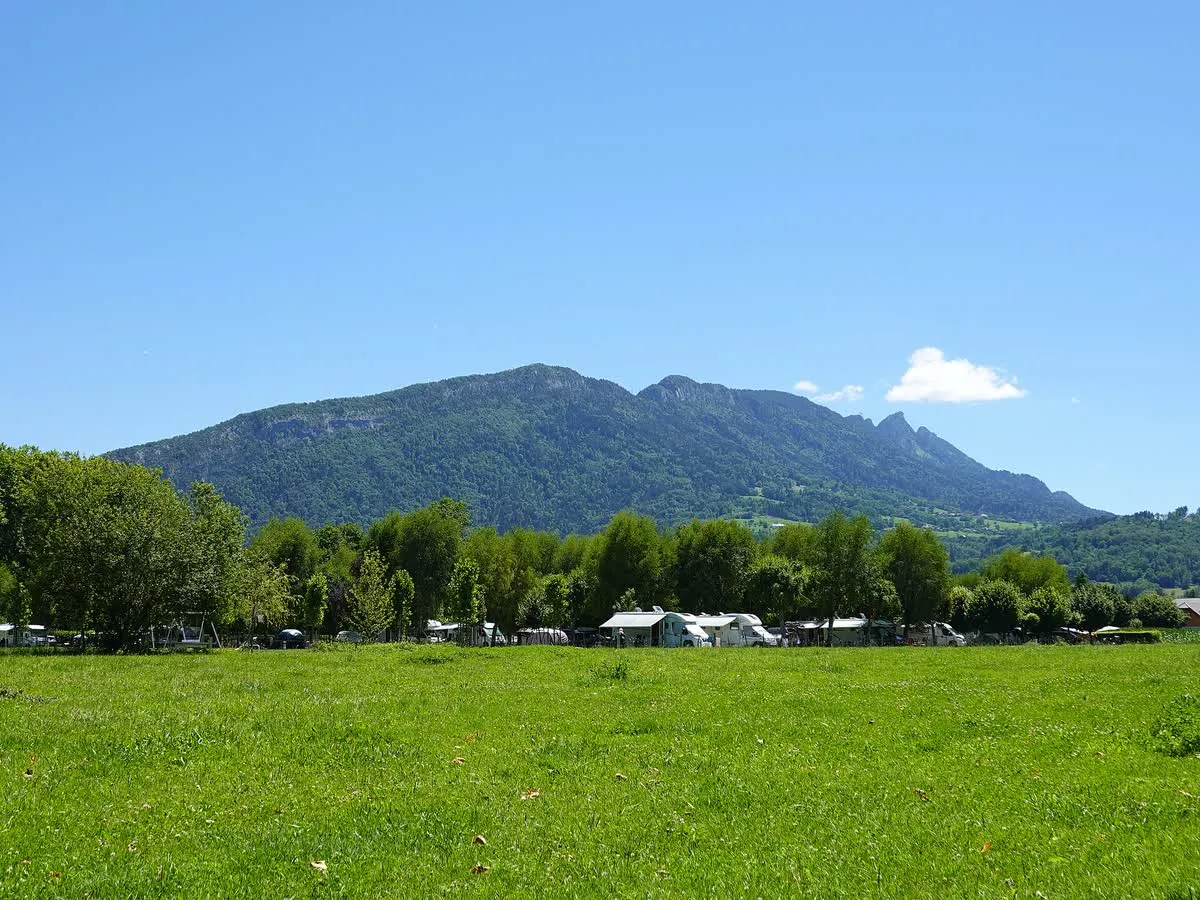 Emplacements, caravanes et mobil-homes dans un camping de la rive ouest du lac d'Annecy