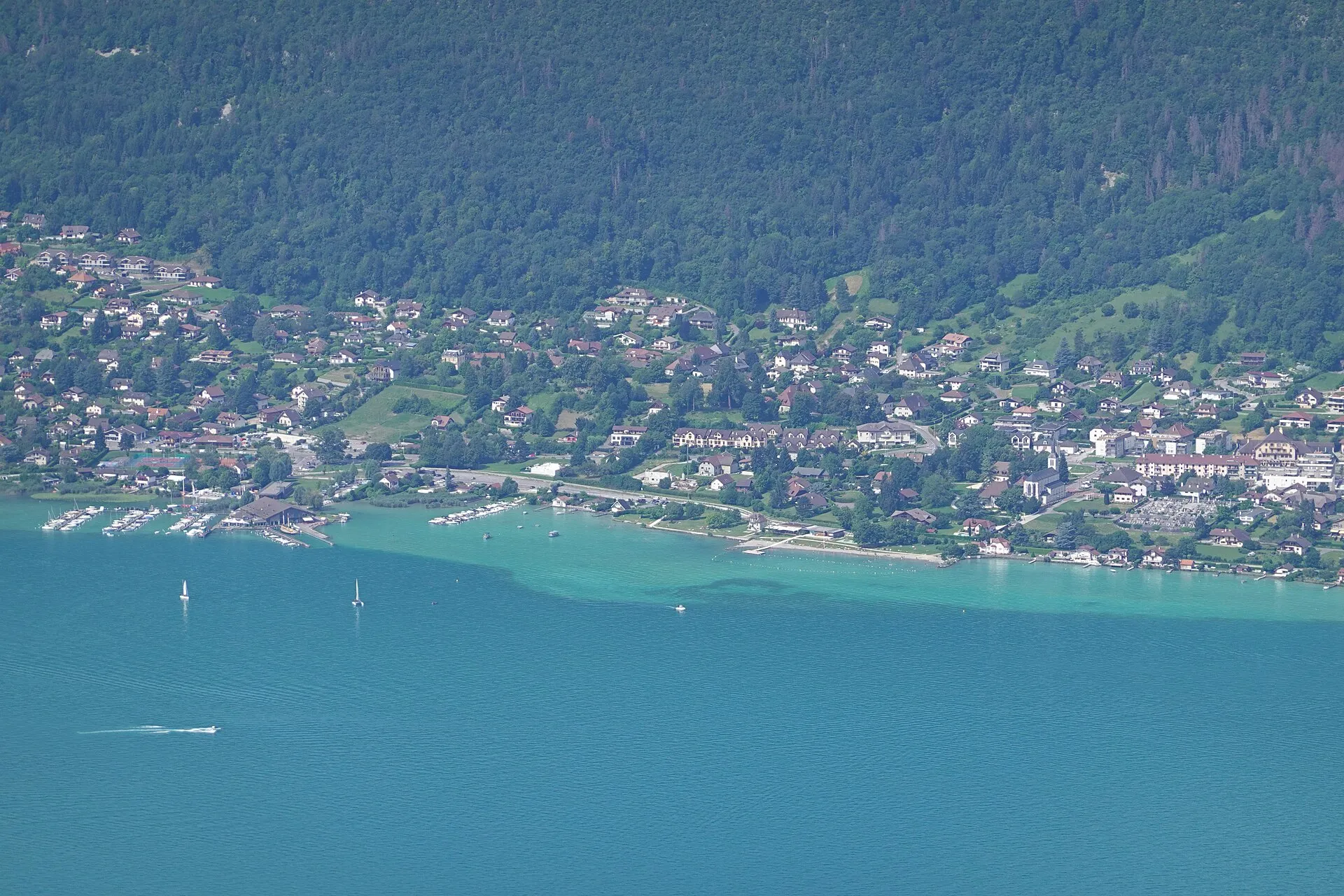 La plage de Sevrier sur la rive ouest du lac d'Annecy, vue depuis le mont Baret