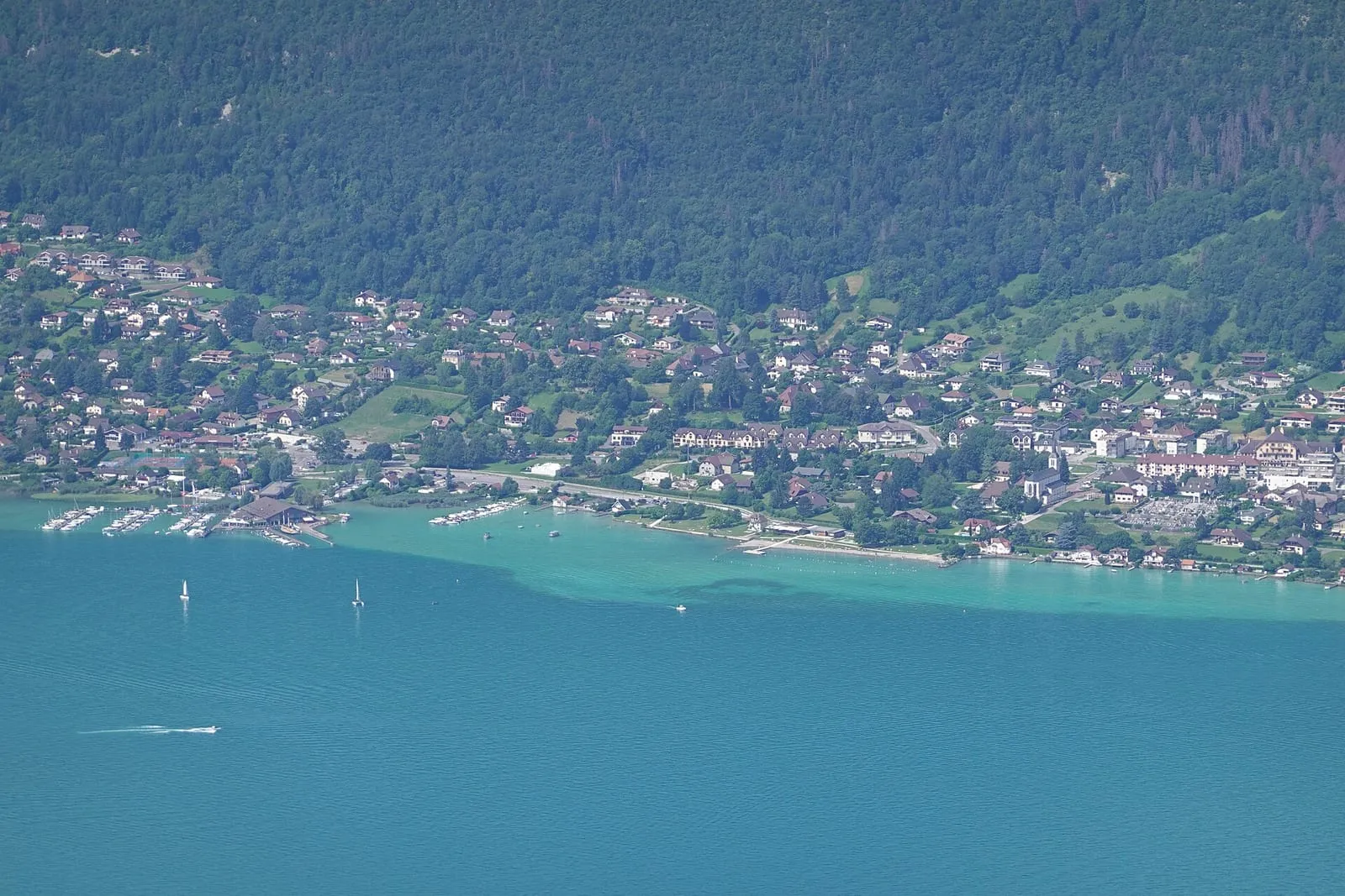 La plage de Sevrier sur la rive ouest du lac d'Annecy, vue depuis le mont Baret