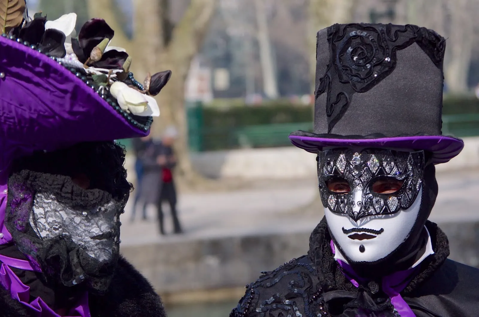 Porteurs de costumes et de masques vénitiens lors du carnaval d'Annecy, dans la vieille ville