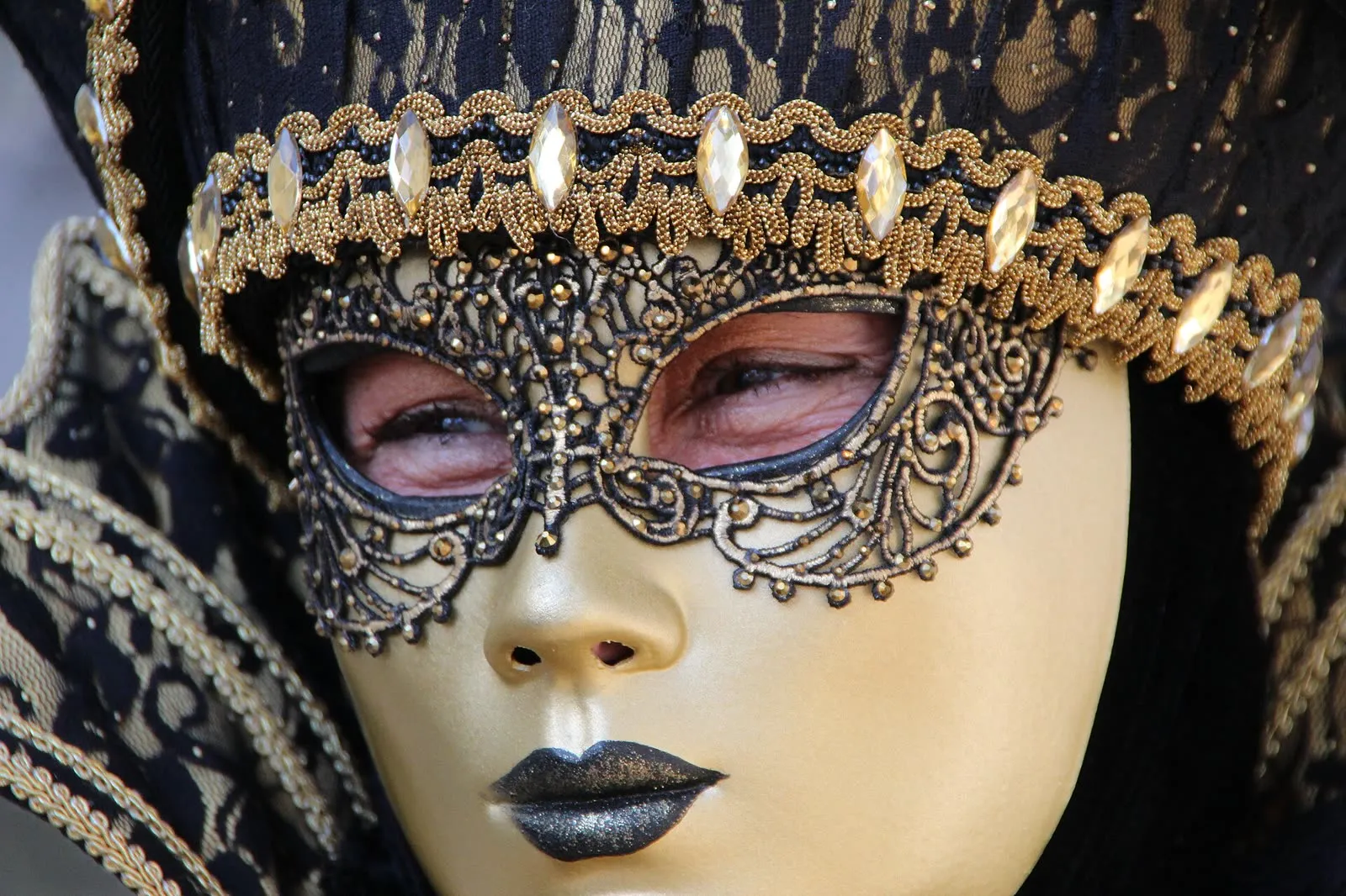 Masques vénitiens en costume pendant le carnaval d'Annecy