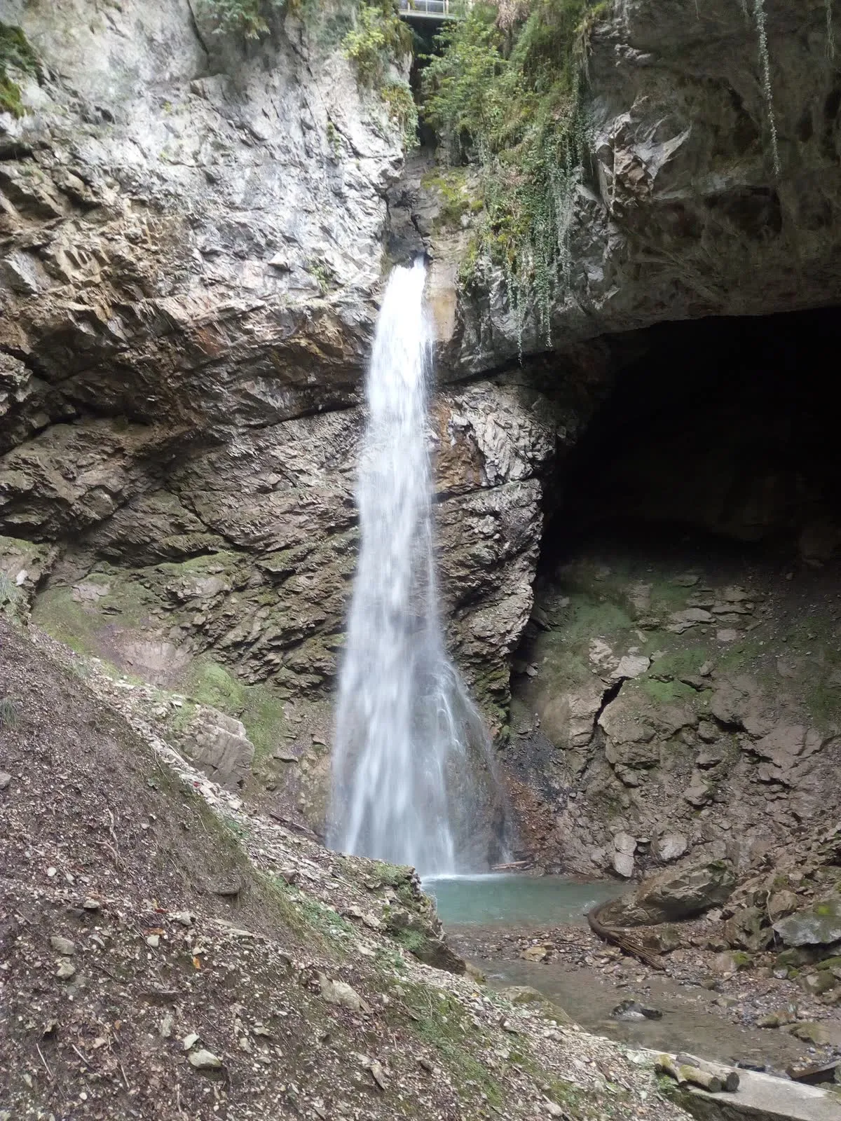 La chute principale de la cascade d'Angon dans la ravine calcaire