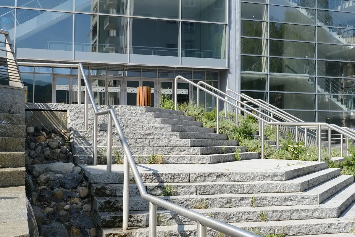 L'entrée d'un cinéma du centre d'Annecy, marches et façade vitrée