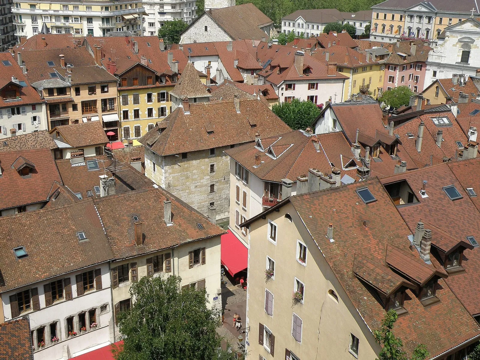 Vue générale des toits d'Annecy et de la vieille ville, depuis les hauteurs
