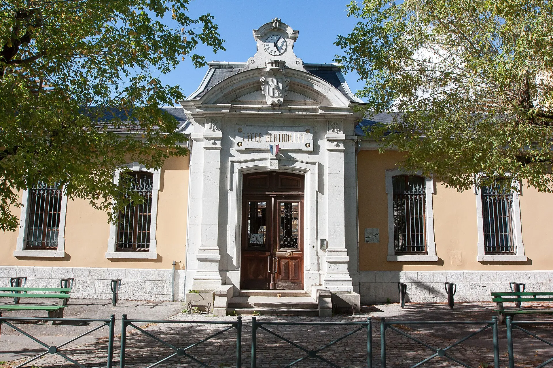 La façade du lycée Berthollet à Annecy et son entrée monumentale