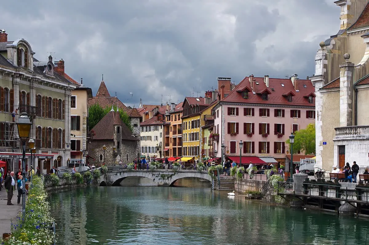Quai du Thiou dans la vieille ville d'Annecy, terrasses et boutiques au bord du canal