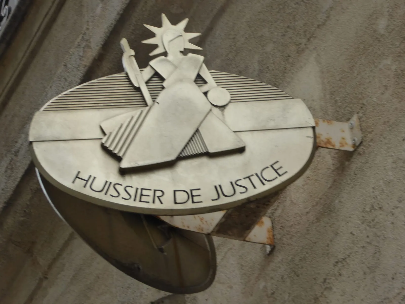La plaque d'une étude de commissaire de justice en façade