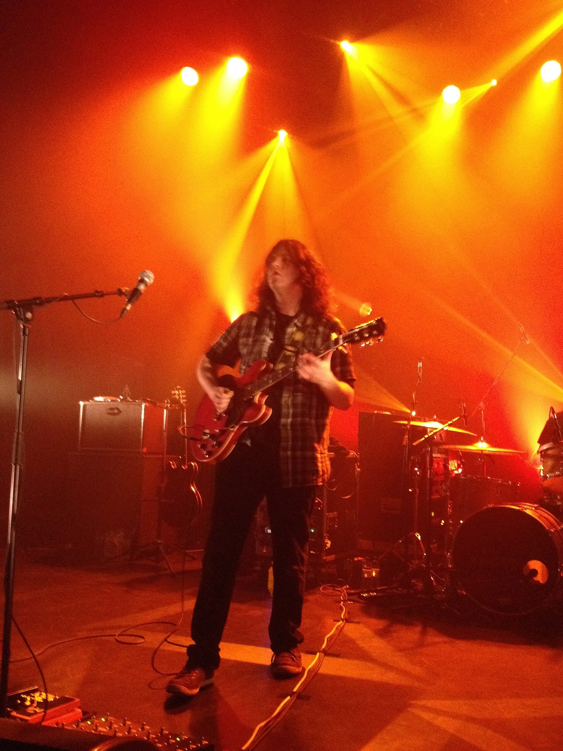 Un concert de rock devant son public, à Annecy