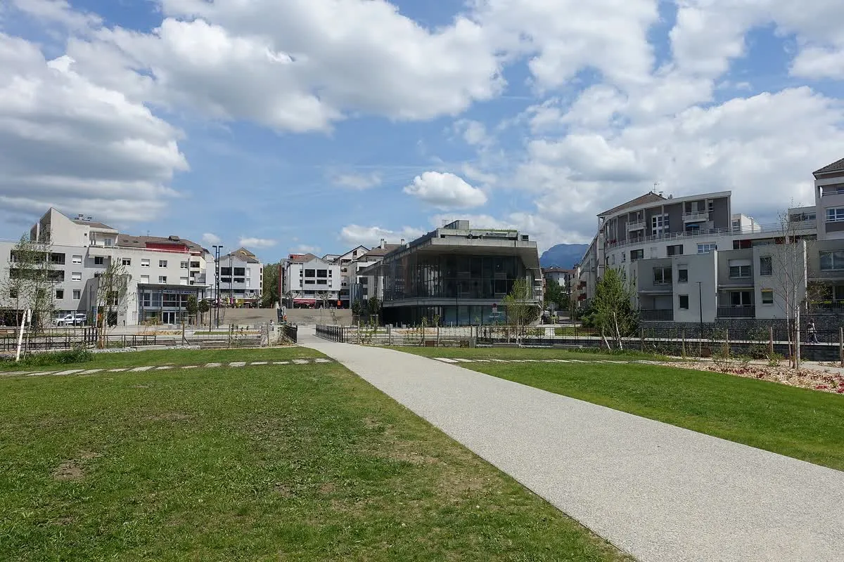 Le Cercle de l'Eau, espace public sur les rives du Thiou à Cran-Gevrier, bordé d'immeubles contemporains