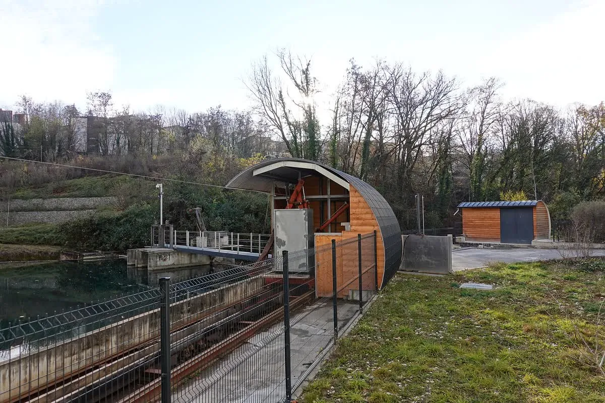 Le barrage du Thiou dans l'écoquartier des Passerelles à Cran-Gevrier, hérité de l'aménagement hydroélectrique des papeteries