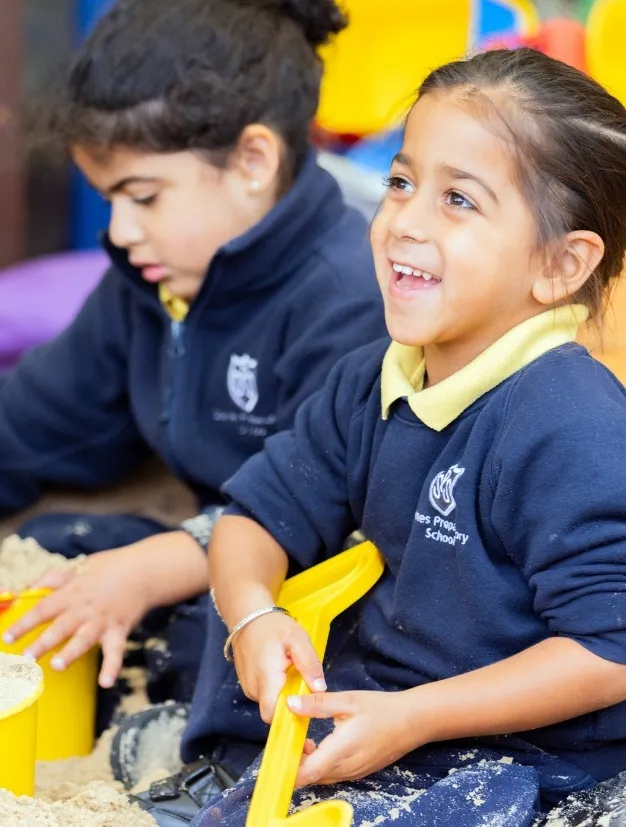 Une salle de jeux d'un accueil de jeunes enfants, avec tapis et jouets