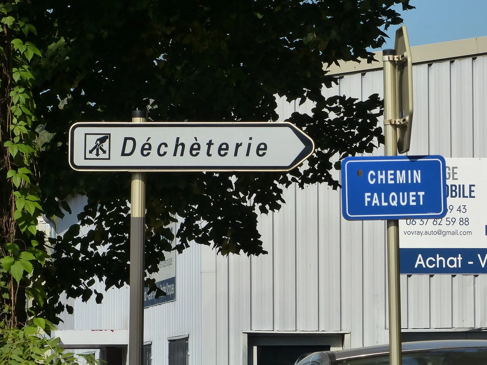 Le panneau D21b qui signale la déchèterie d'Annecy, à l'angle du chemin Falquet et de la route de Vovray
