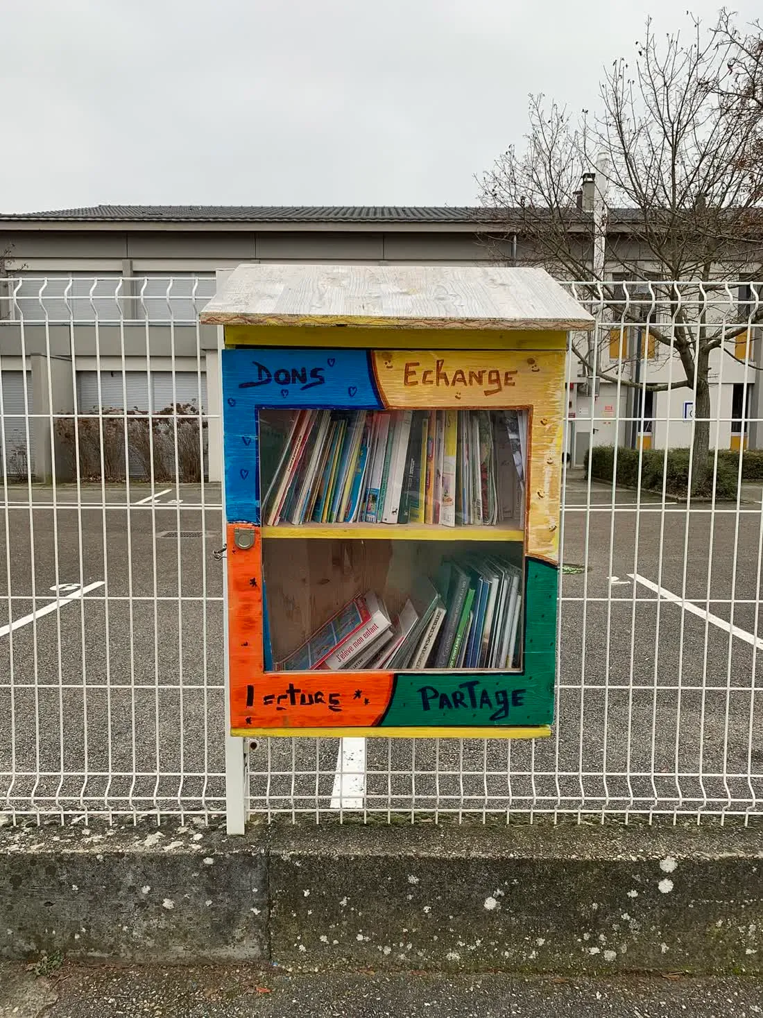 Une boîte à livres en libre-service, du type de celles installées dans sept déchèteries du Grand Annecy
