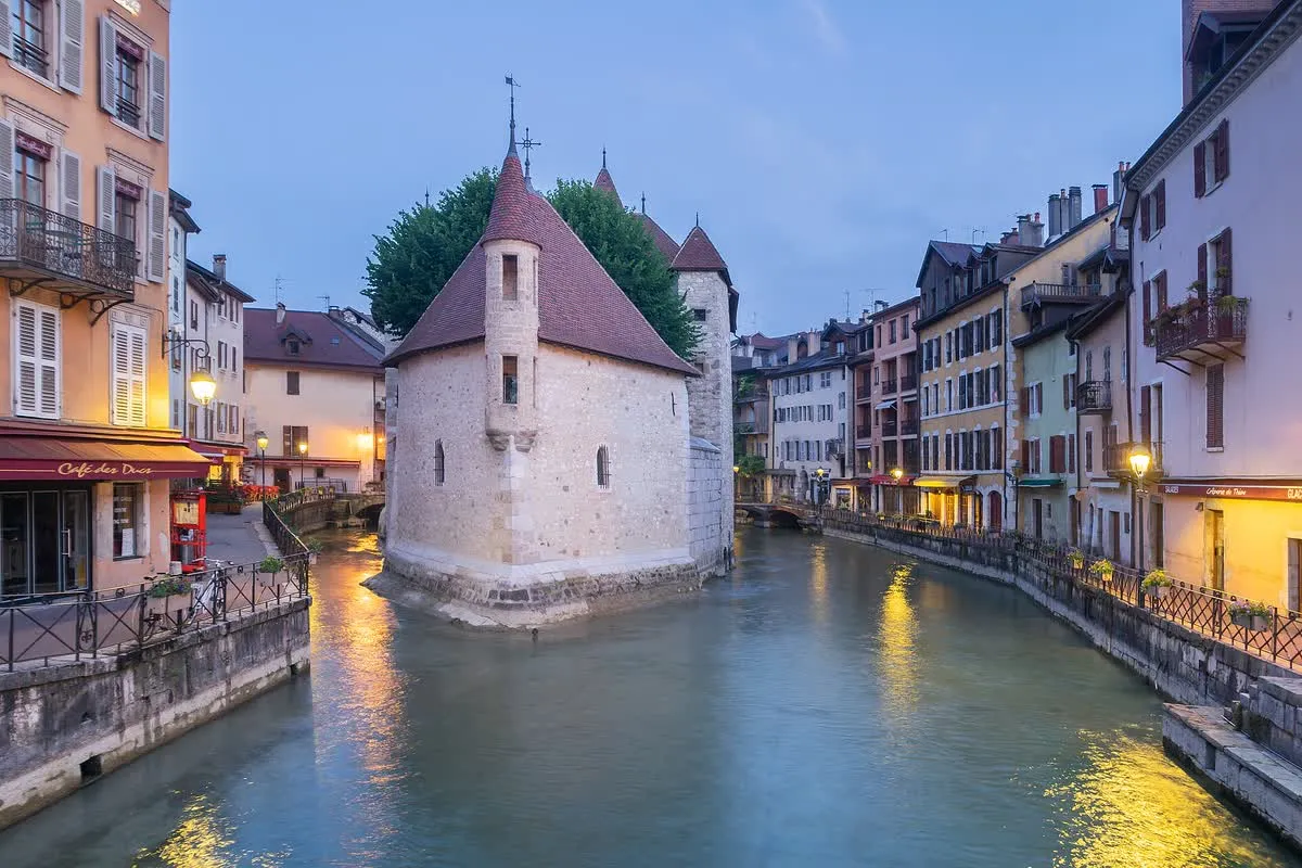 Le palais de l'Isle, sur son île au milieu du Thiou, dans la vieille ville d'Annecy
