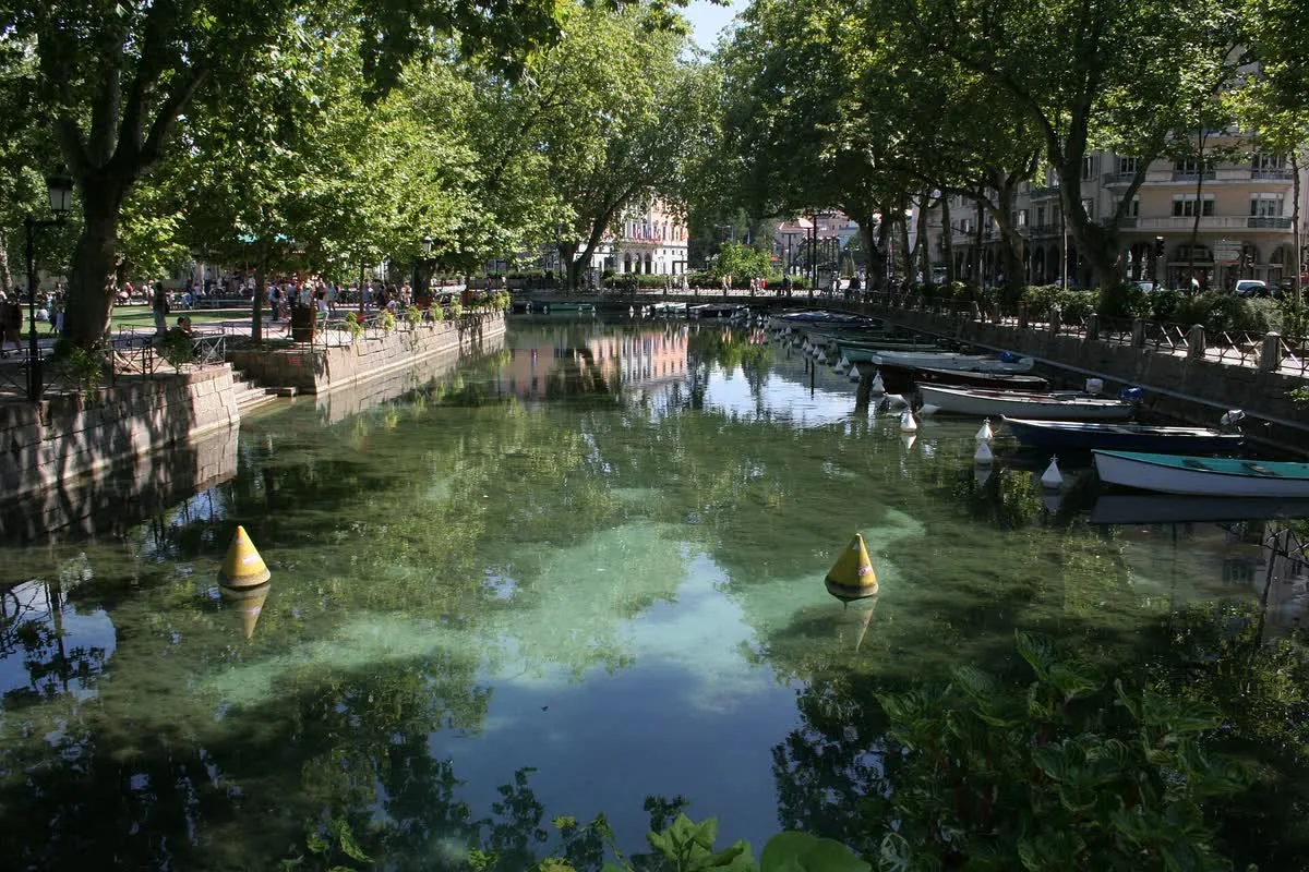 Le canal du Vassé, entre les façades de la vieille ville d'Annecy