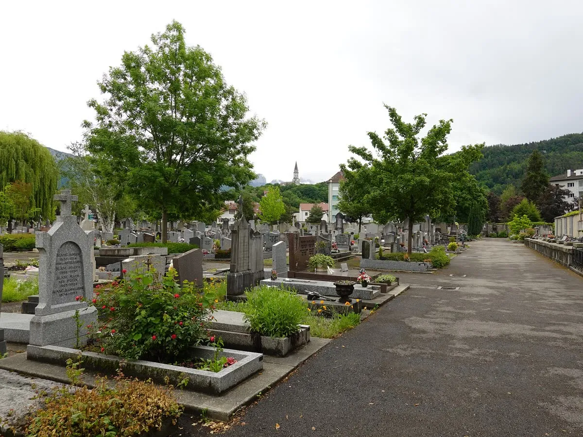 Allées et sépultures du cimetière de Loverchy, à Annecy