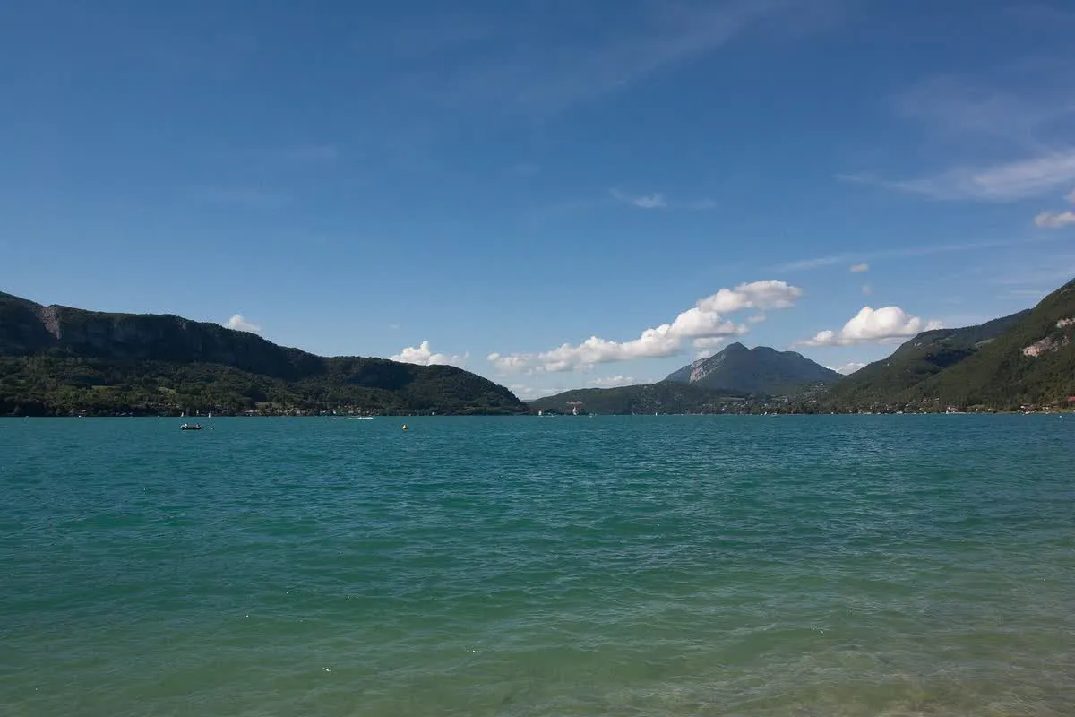 Le lac d'Annecy vu depuis la rive au niveau de Doussard