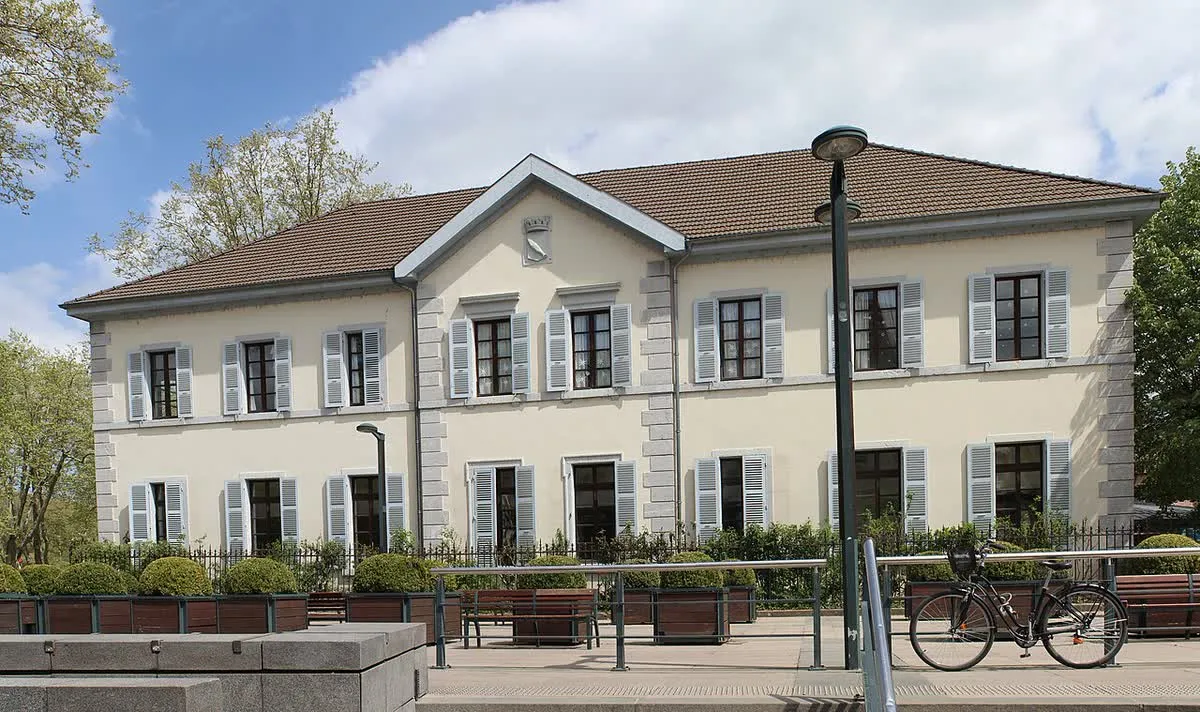 La façade de l'école du Quai Jules-Philippe, dans le centre d'Annecy