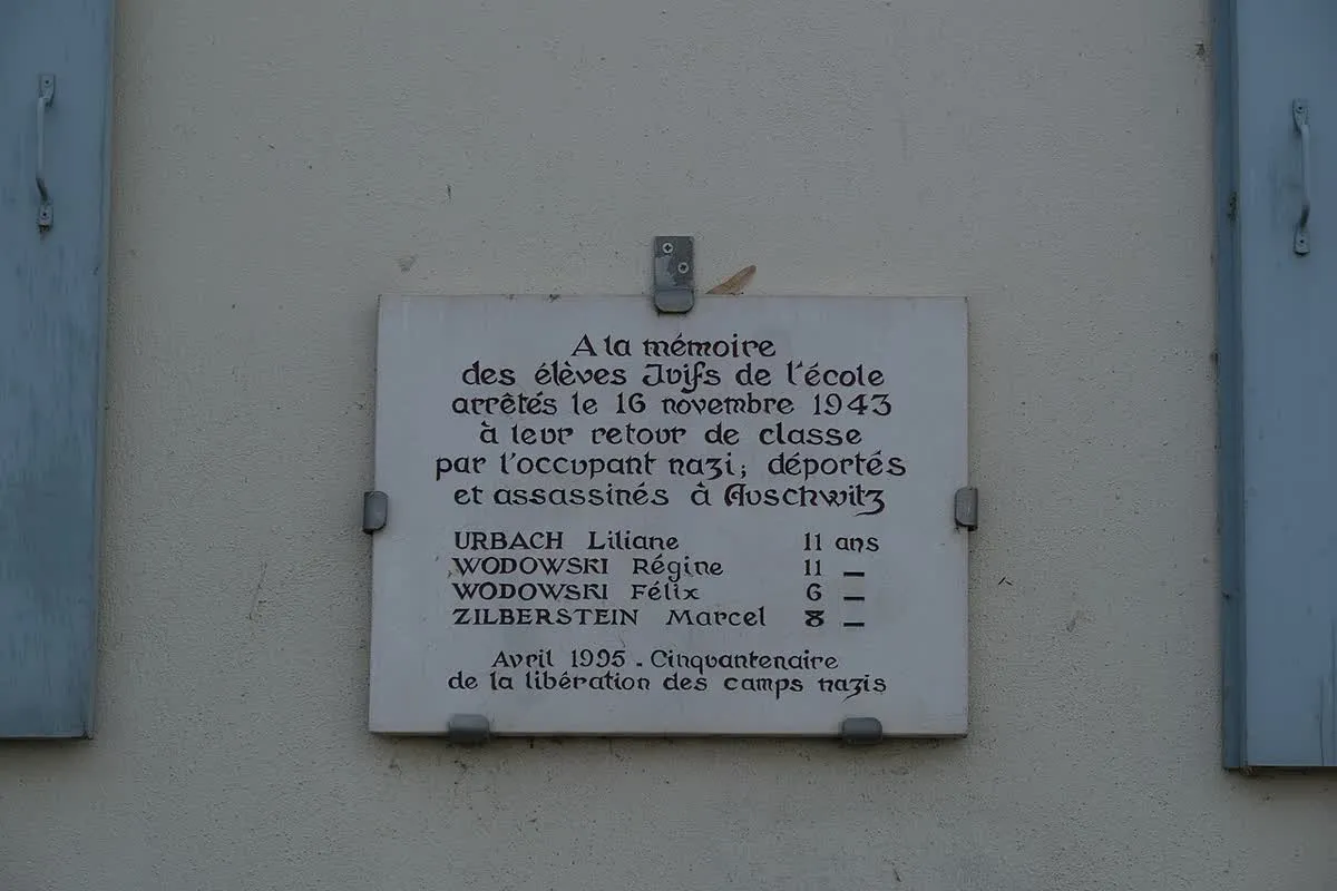 La plaque commémorative des élèves juifs déportés, à l'école du Quai Jules-Philippe