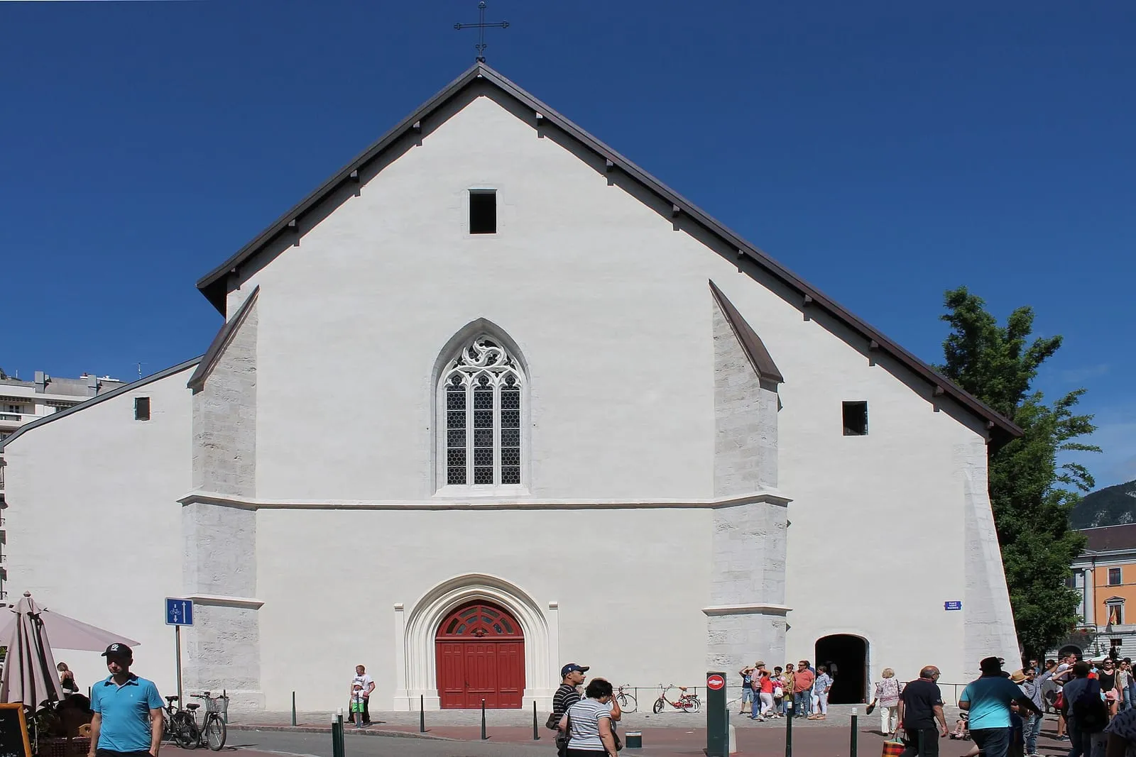 Le portail gothique de l'église Saint-Maurice d'Annecy