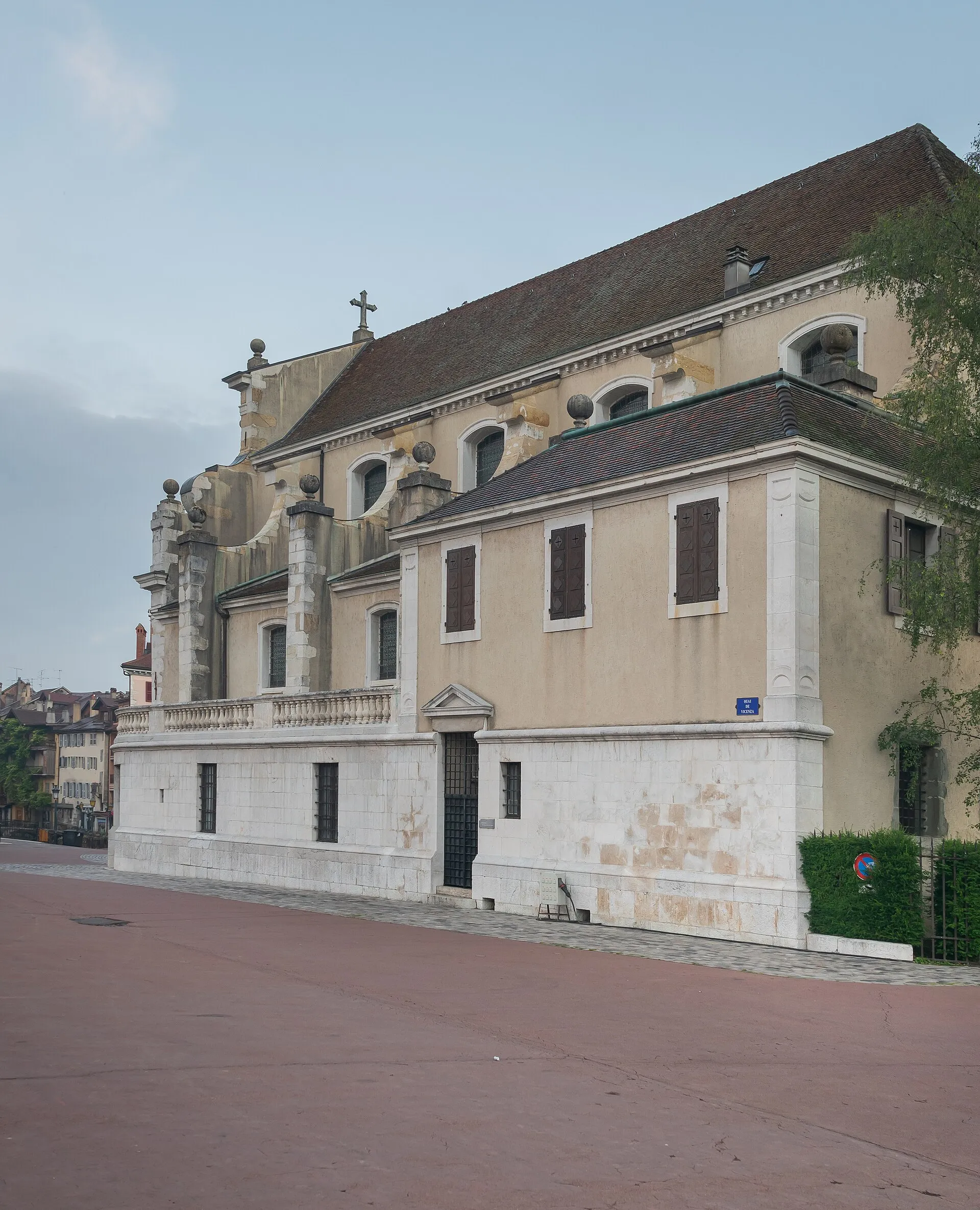 L'église Saint-François d'Annecy, dite église des Italiens, au bord du Thiou