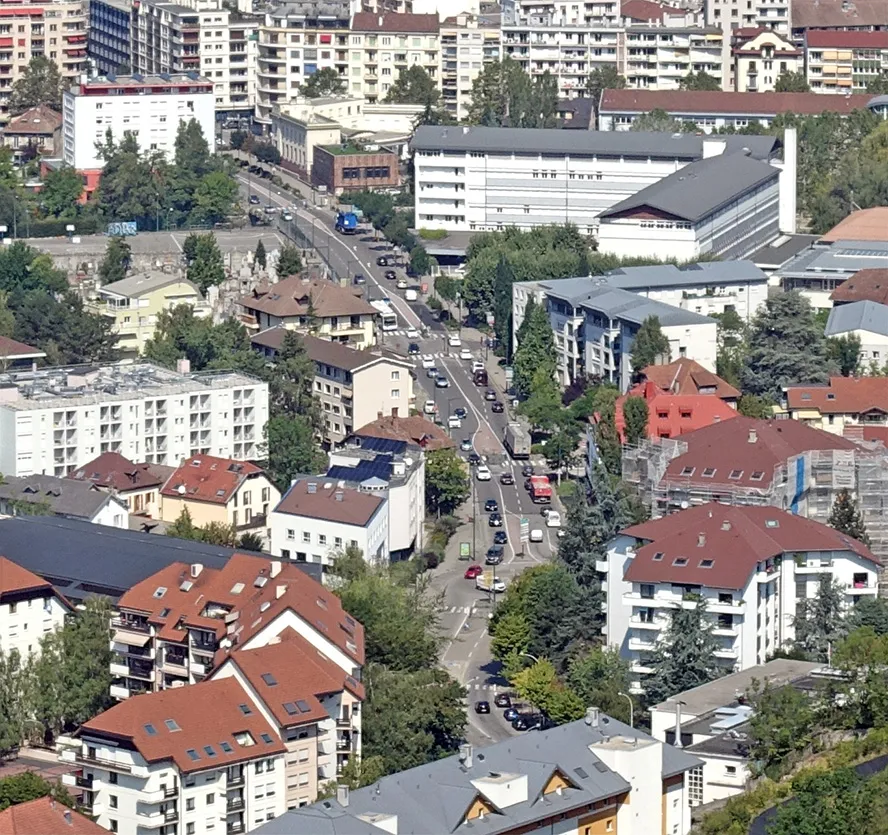 Une avenue bordée d'immeubles à Annecy