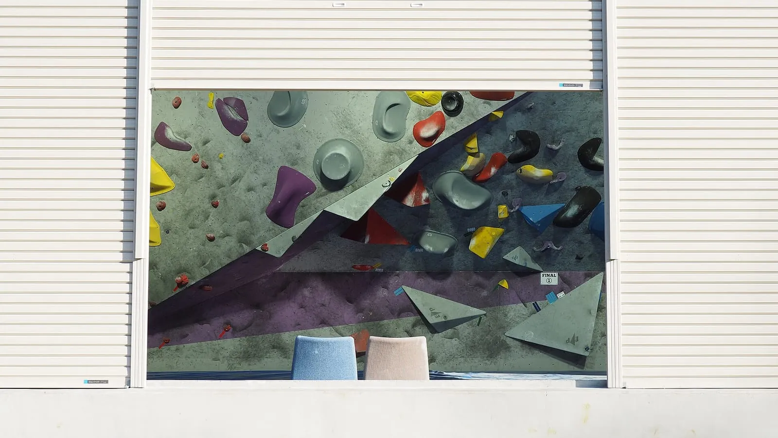 Un mur d'escalade intérieur, prises de couleur sur un panneau incliné