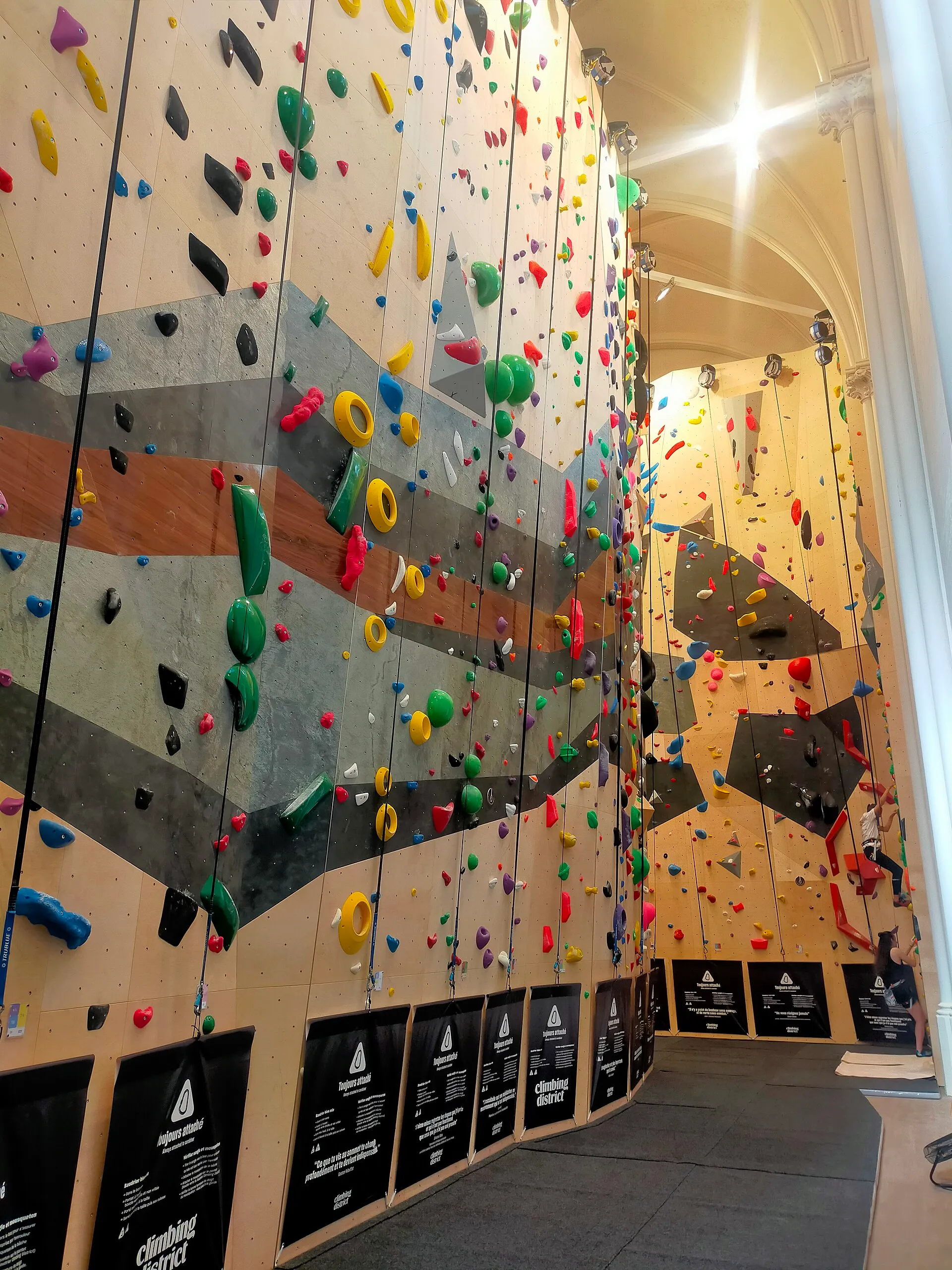 Vue intérieure d'une salle d'escalade et de ses voies