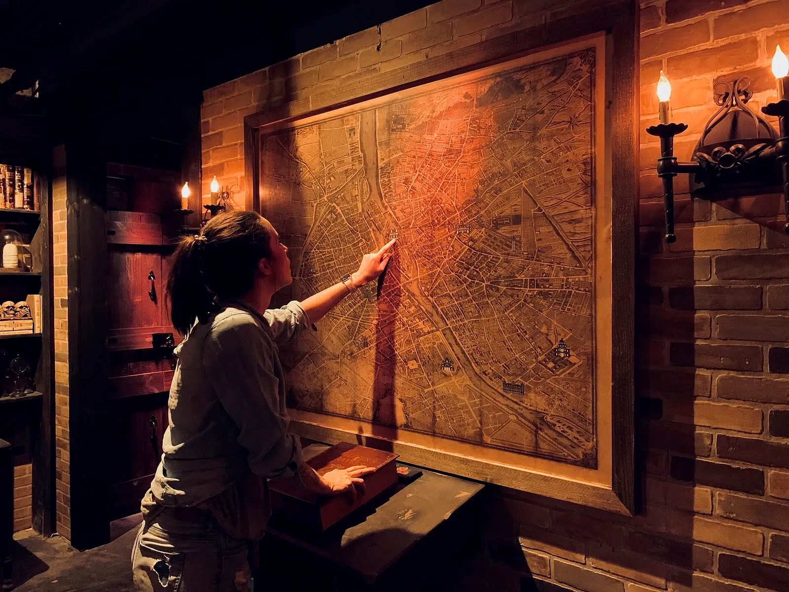 Une pièce d'escape game avec ses meubles, ses cadenas et ses indices dissimulés
