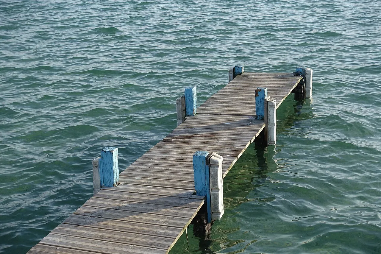 Le Pâquier et ses pontons au bord du lac d'Annecy